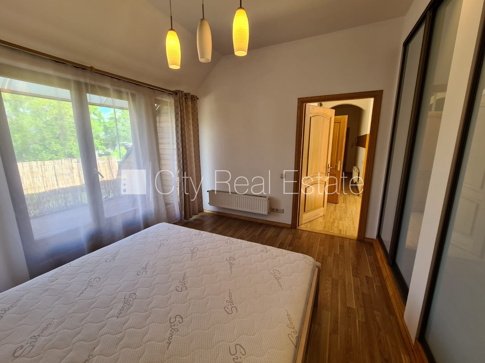 Sludinājumi. Namīpašums, restaurēta māja, labiekārtots apzaļumots pagalms, slēgta teritorija, iespēja nomāt Cena: 550 EUR/mēn Foto #7