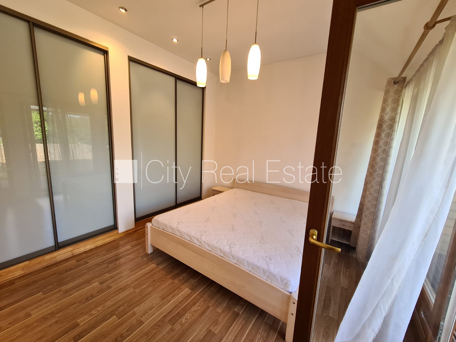 Sludinājumi. Namīpašums, restaurēta māja, labiekārtots apzaļumots pagalms, slēgta teritorija, iespēja nomāt Cena: 550 EUR/mēn Foto #25