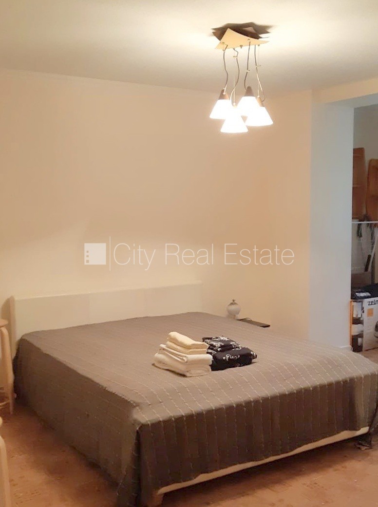 Sludinājumi. Fasādes māja, labiekārtota apzaļumota teritorija, vieta automašīnai, kāpņu telpa pēc kosmētiskā Cena: 1000 EUR/mēn Foto #6