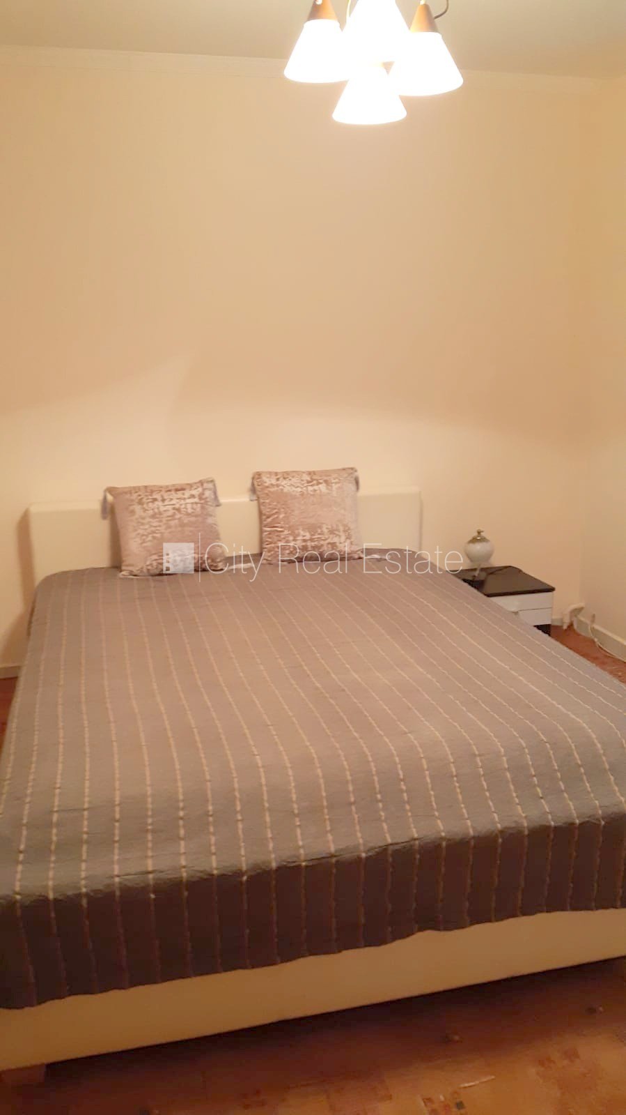 Sludinājumi. Fasādes māja, labiekārtota apzaļumota teritorija, vieta automašīnai, kāpņu telpa pēc kosmētiskā Cena: 1000 EUR/mēn Foto #7