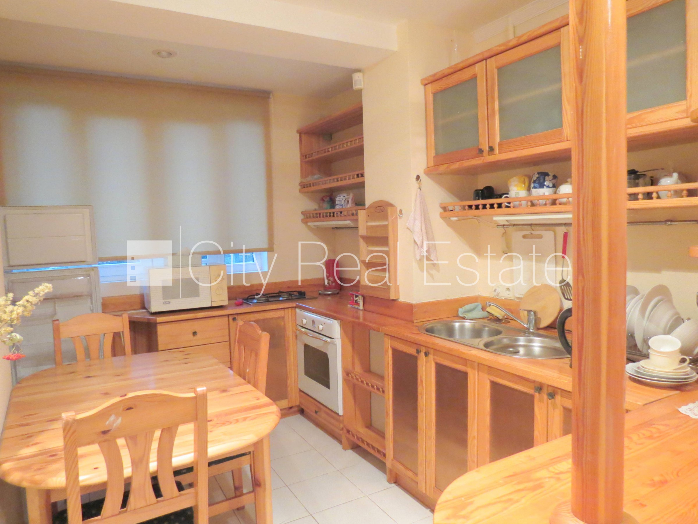 Sludinājumi. Fasādes māja, labiekārtota apzaļumota teritorija, vieta automašīnai, kāpņu telpa pēc kosmētiskā Cena: 1000 EUR/mēn Foto #1