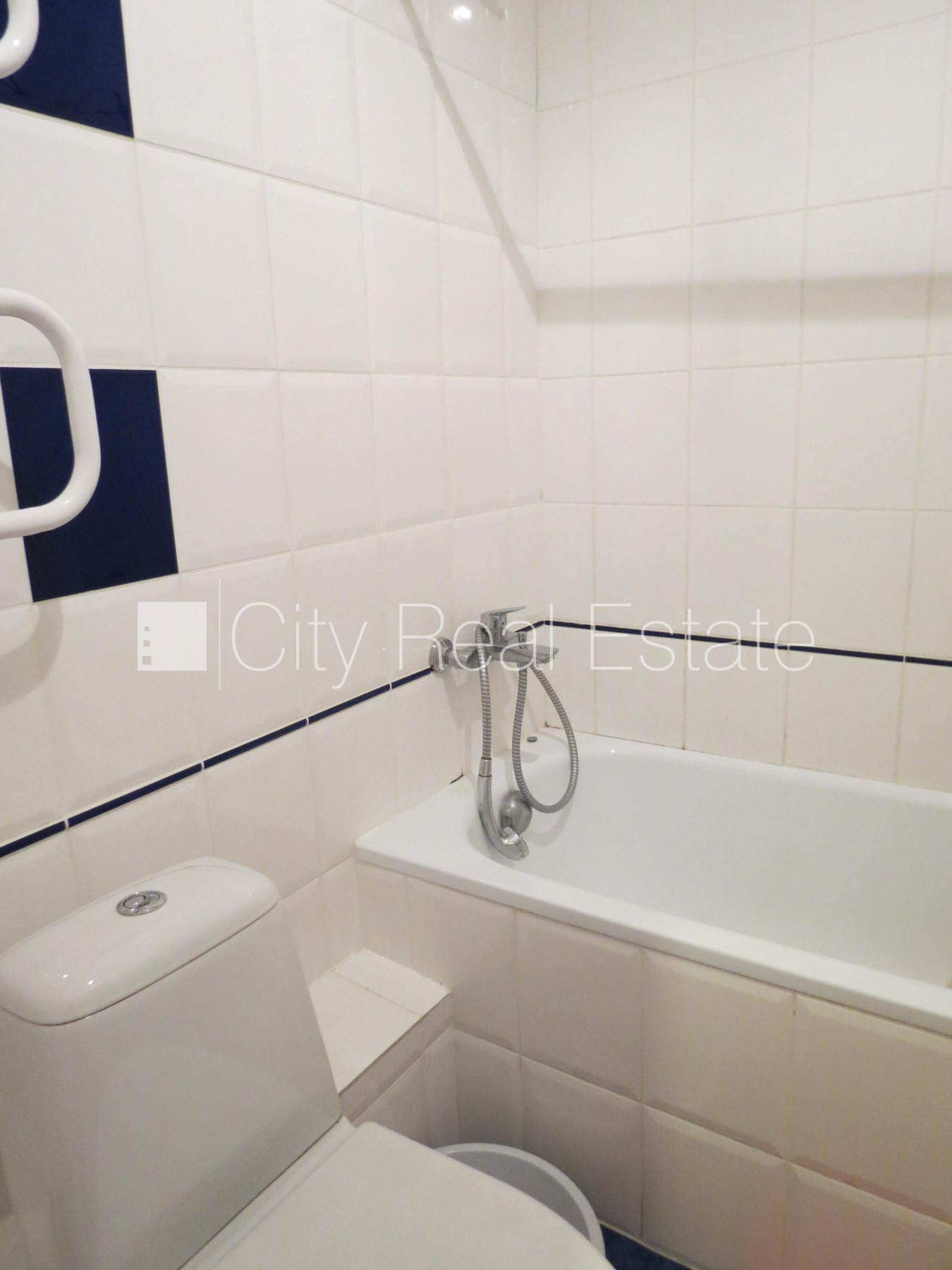 Sludinājumi. Fasādes māja, labiekārtota apzaļumota teritorija, vieta automašīnai, kāpņu telpa pēc kosmētiskā Cena: 1000 EUR/mēn Foto #10