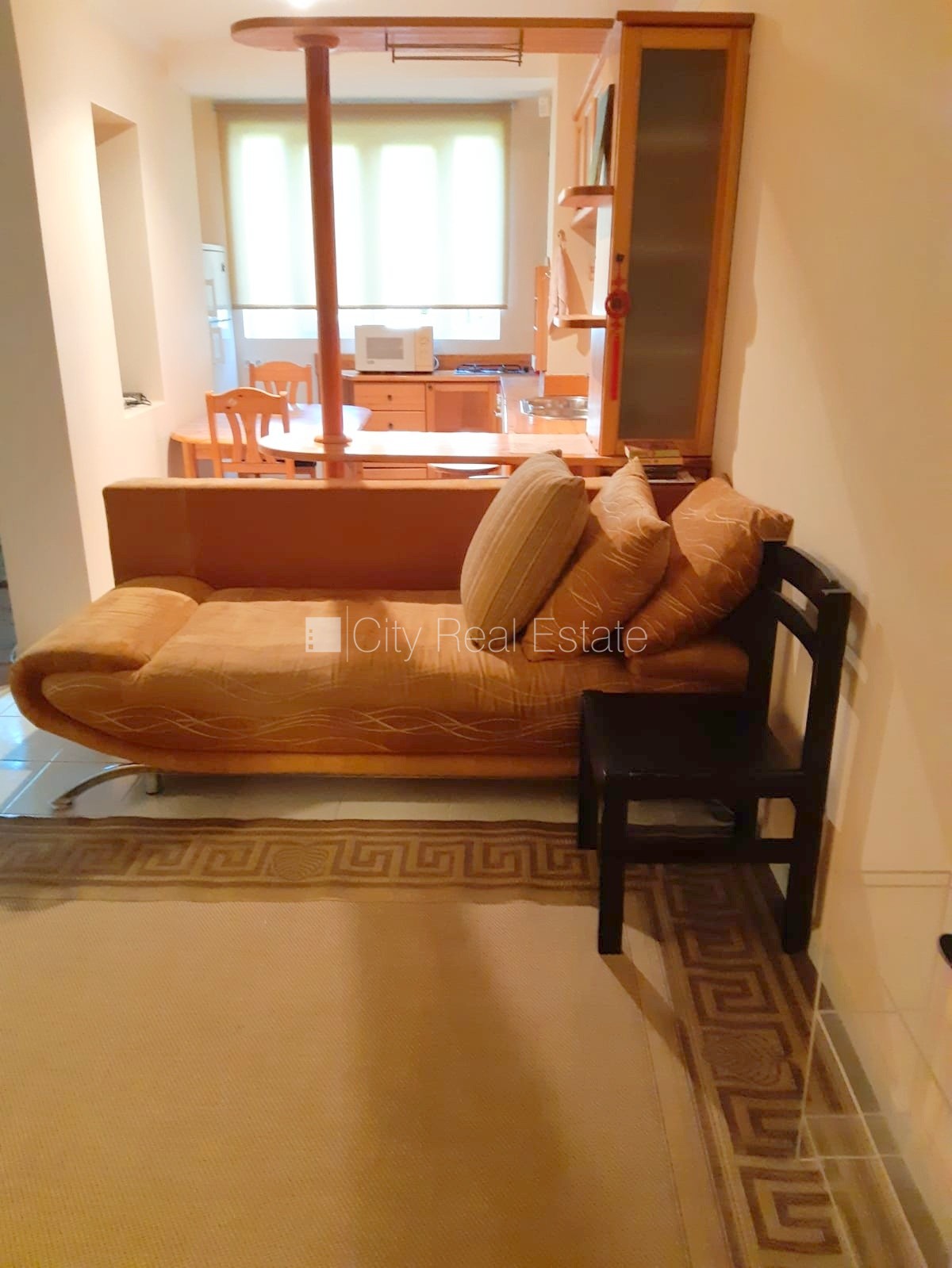 Sludinājumi. Fasādes māja, labiekārtota apzaļumota teritorija, vieta automašīnai, kāpņu telpa pēc kosmētiskā Cena: 1000 EUR/mēn Foto #3