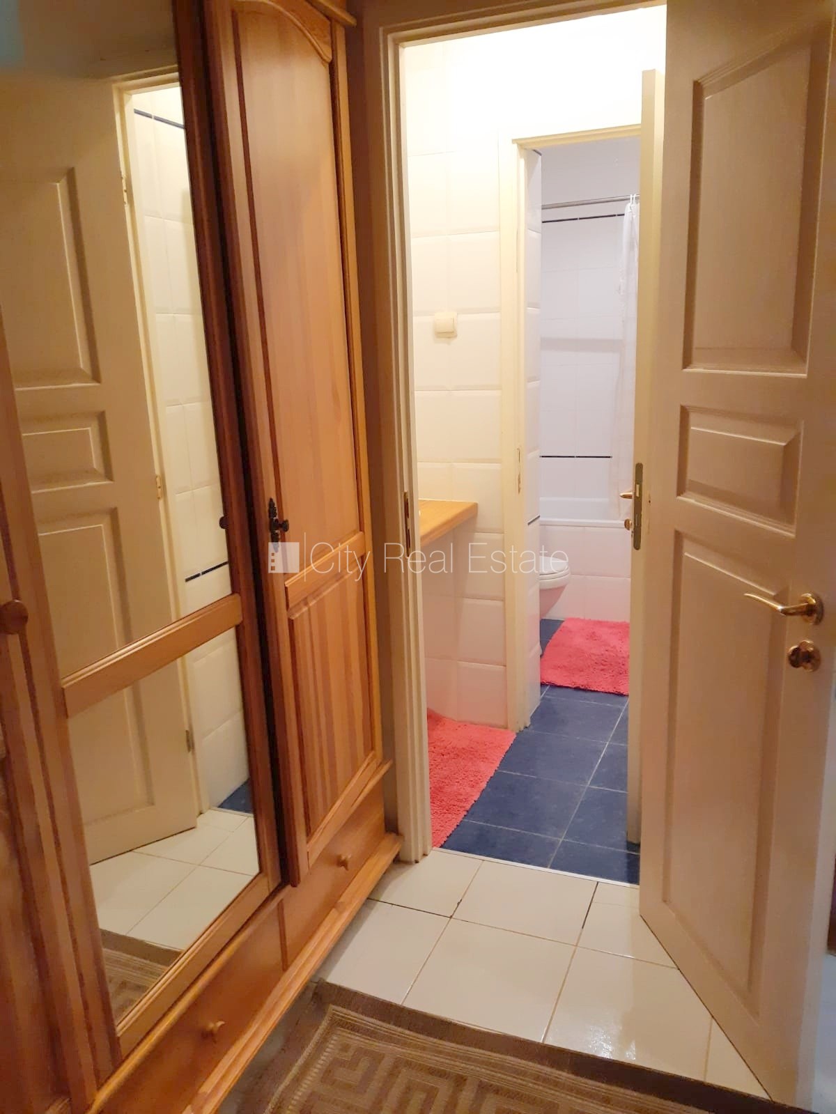 Sludinājumi. Fasādes māja, labiekārtota apzaļumota teritorija, vieta automašīnai, kāpņu telpa pēc kosmētiskā Cena: 1000 EUR/mēn Foto #8