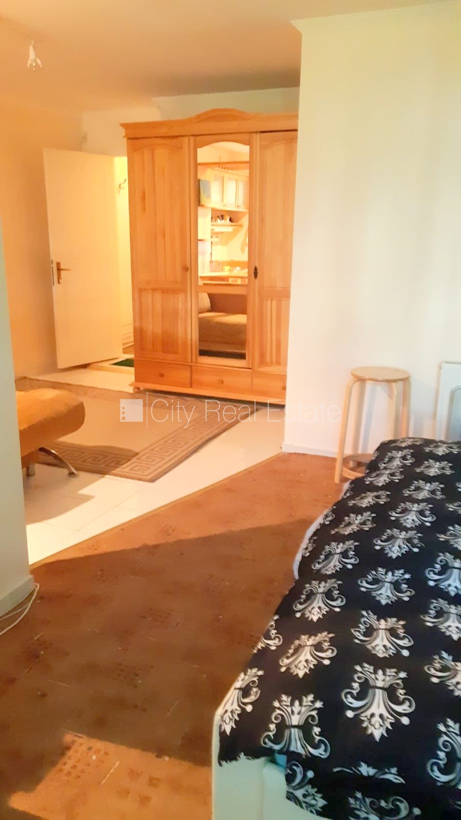 Sludinājumi. Fasādes māja, labiekārtota apzaļumota teritorija, vieta automašīnai, kāpņu telpa pēc kosmētiskā Cena: 1000 EUR/mēn Foto #4