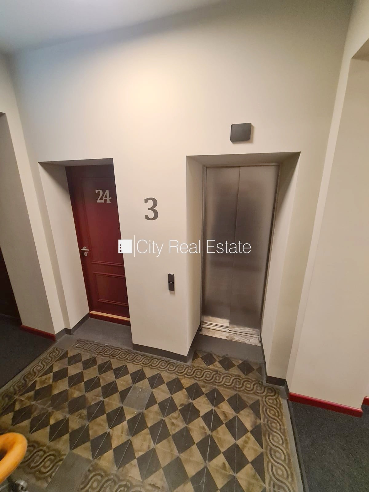 Sludinājumi. Pagalma māja, renovēta māja, slēgts pagalms, ieeja no pagalma, ir lifts, kāpņu telpa pēc kapitālā Cena: 500 EUR/mēn Foto #19