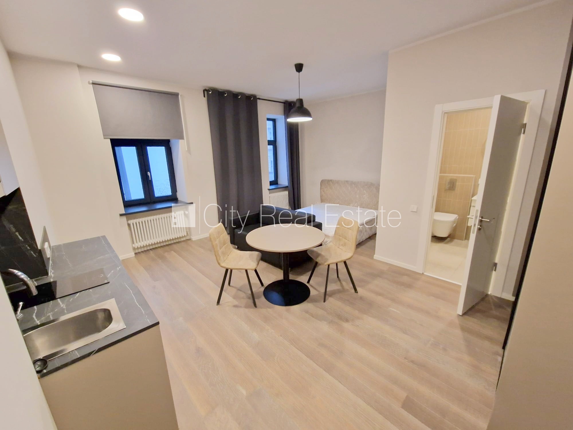 Sludinājumi. Pagalma māja, renovēta māja, slēgts pagalms, ieeja no pagalma, ir lifts, kāpņu telpa pēc kapitālā Cena: 500 EUR/mēn Foto #1