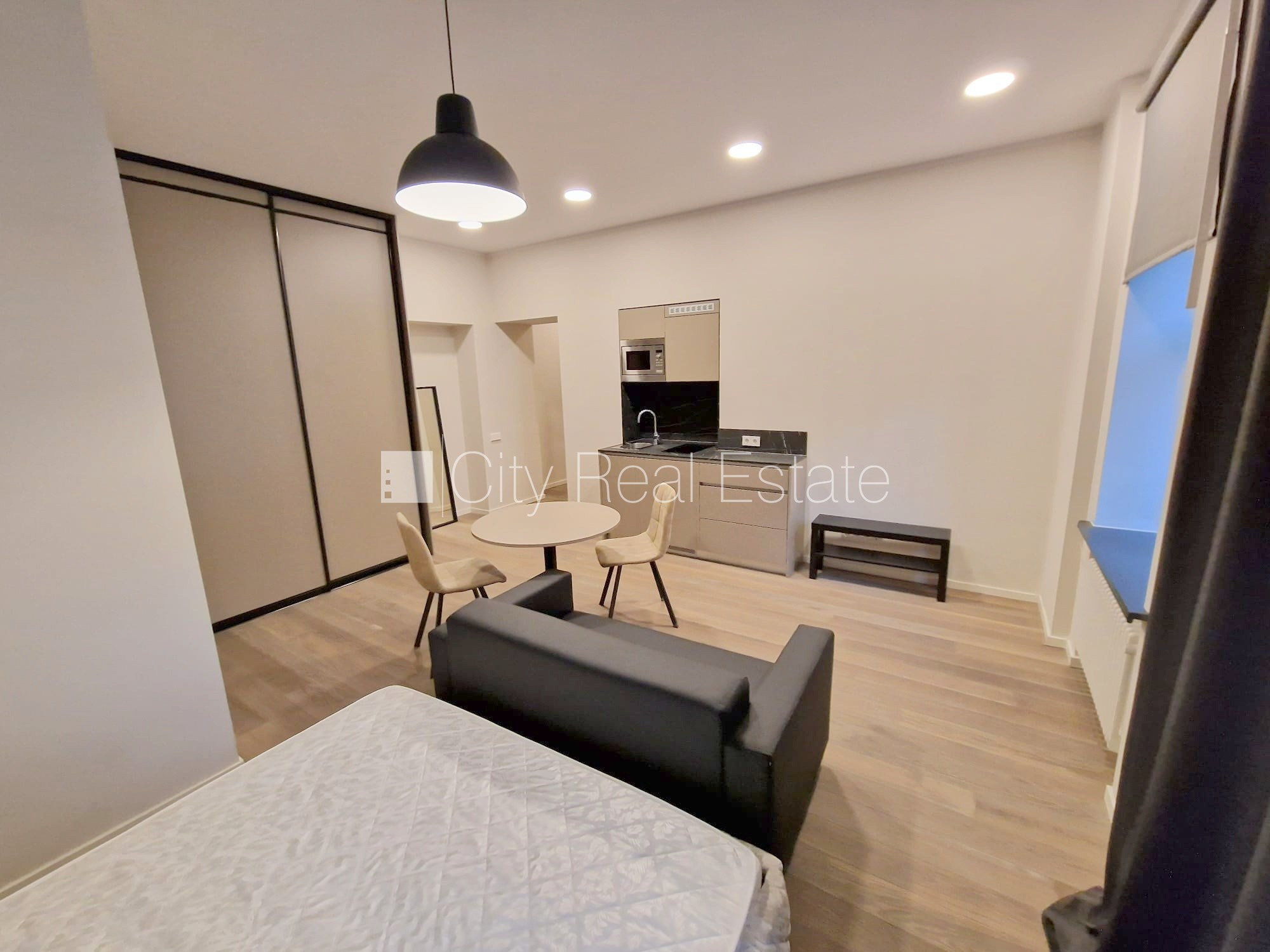 Sludinājumi. Pagalma māja, renovēta māja, slēgts pagalms, ieeja no pagalma, ir lifts, kāpņu telpa pēc kapitālā Cena: 500 EUR/mēn Foto #7