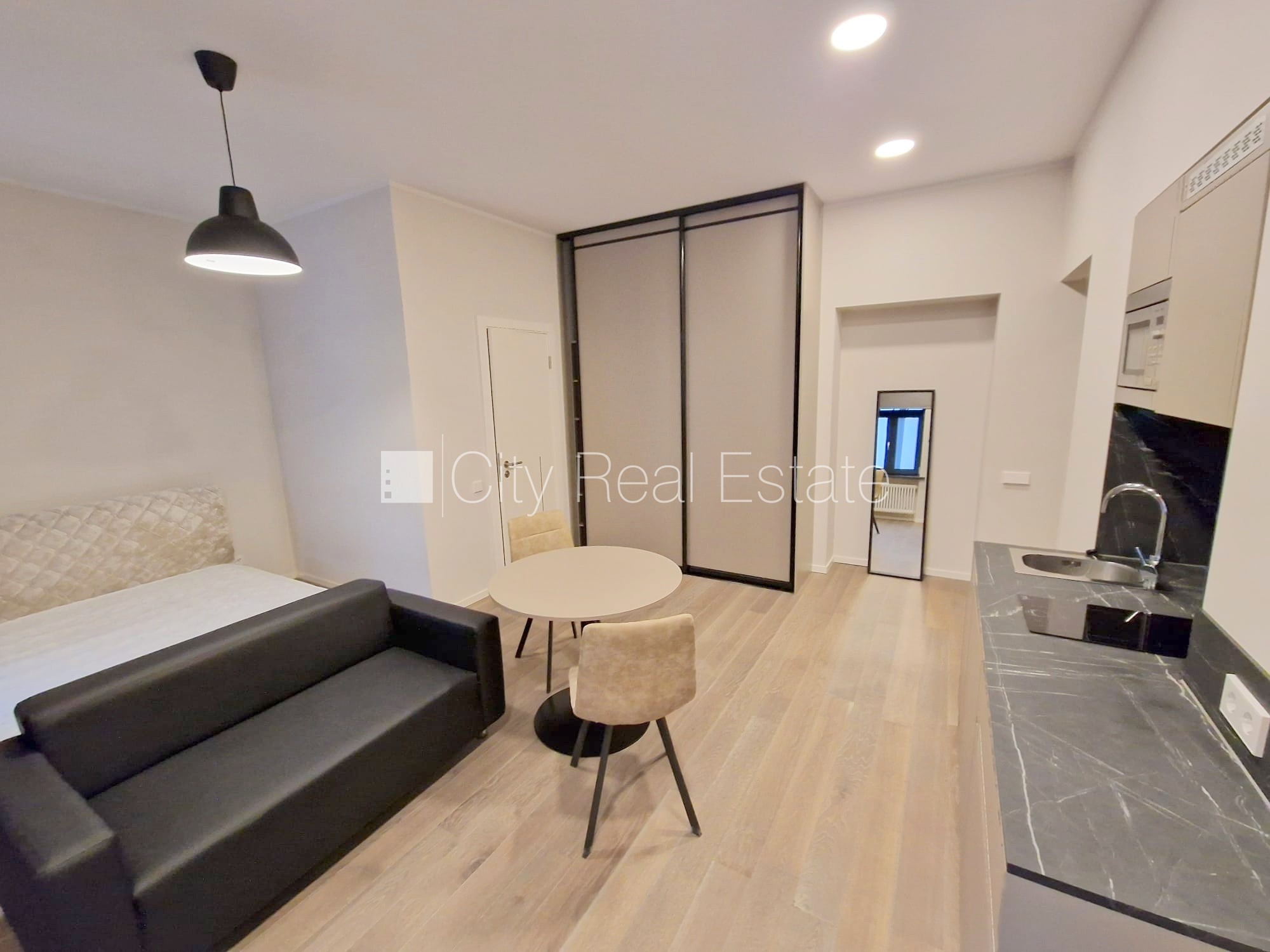 Sludinājumi. Pagalma māja, renovēta māja, slēgts pagalms, ieeja no pagalma, ir lifts, kāpņu telpa pēc kapitālā Cena: 500 EUR/mēn Foto #5