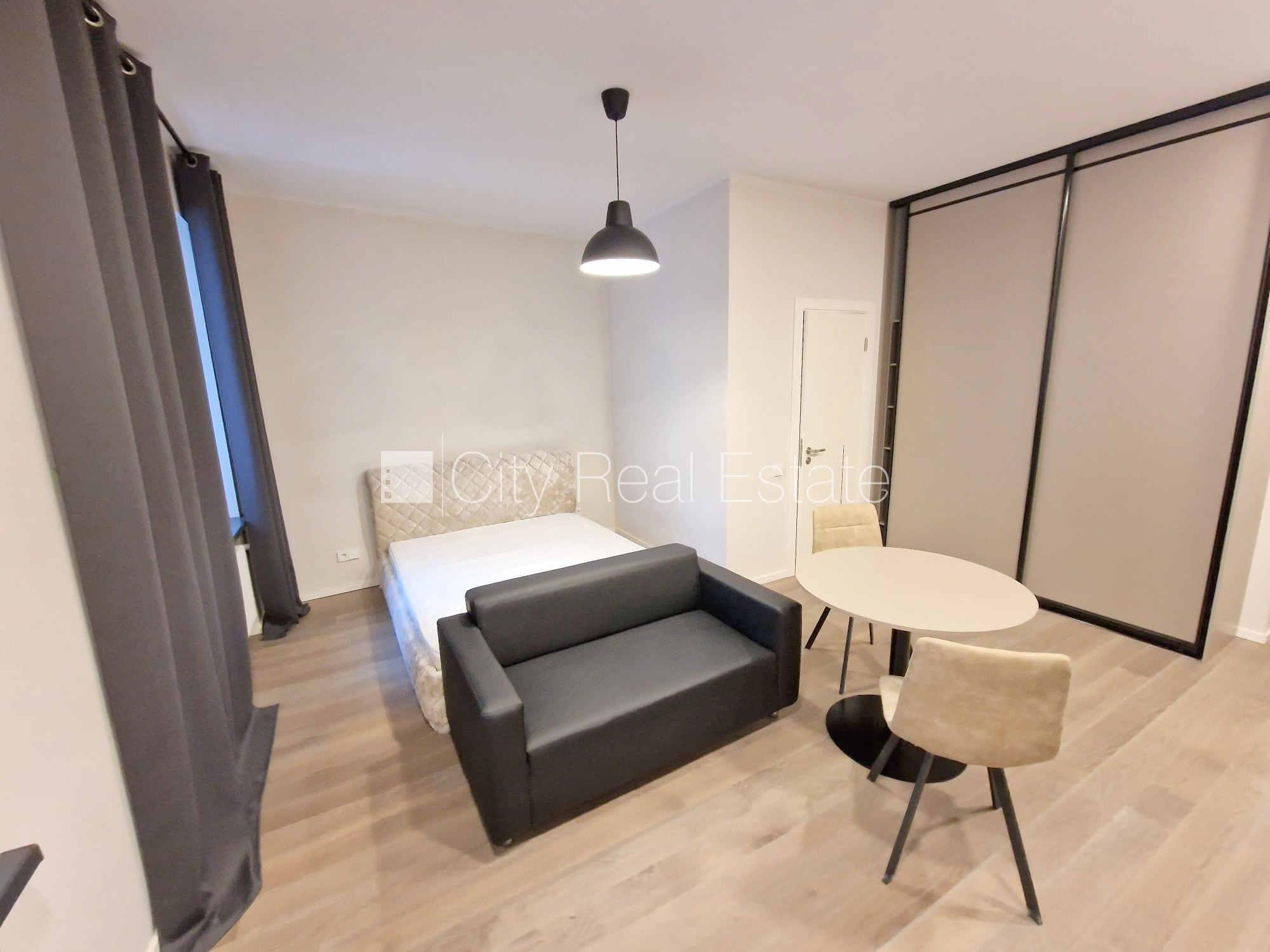 Sludinājumi. Pagalma māja, renovēta māja, slēgts pagalms, ieeja no pagalma, ir lifts, kāpņu telpa pēc kapitālā Cena: 500 EUR/mēn Foto #4