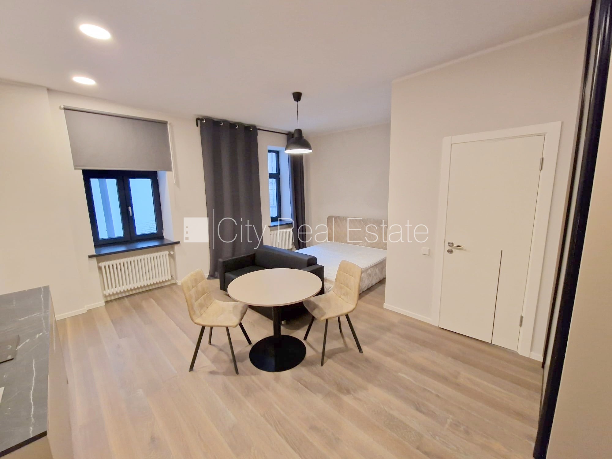 Sludinājumi. Pagalma māja, renovēta māja, slēgts pagalms, ieeja no pagalma, ir lifts, kāpņu telpa pēc kapitālā Cena: 500 EUR/mēn Foto #3