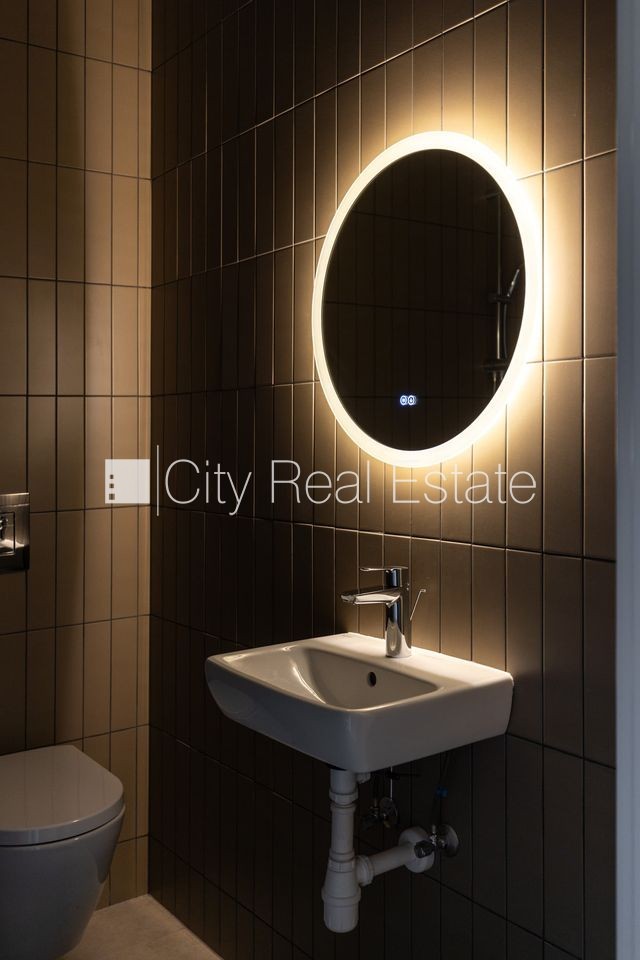 Sludinājumi. Pagalma māja, renovēta māja, slēgts pagalms, ieeja no pagalma, ir lifts, kāpņu telpa pēc kapitālā Cena: 500 EUR/mēn Foto #14