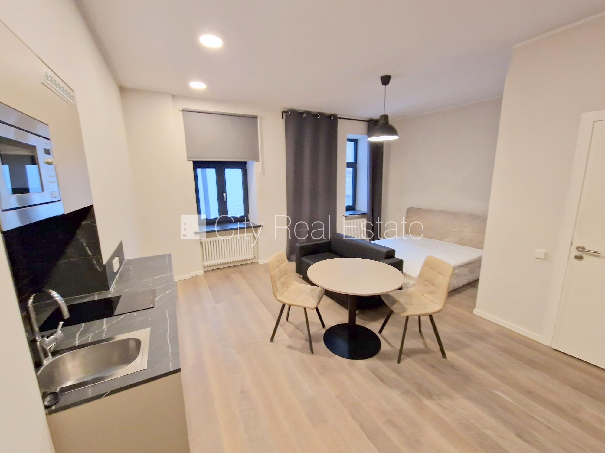 Sludinājumi. Pagalma māja, renovēta māja, slēgts pagalms, ieeja no pagalma, ir lifts, kāpņu telpa pēc kapitālā Cena: 500 EUR/mēn Foto #2