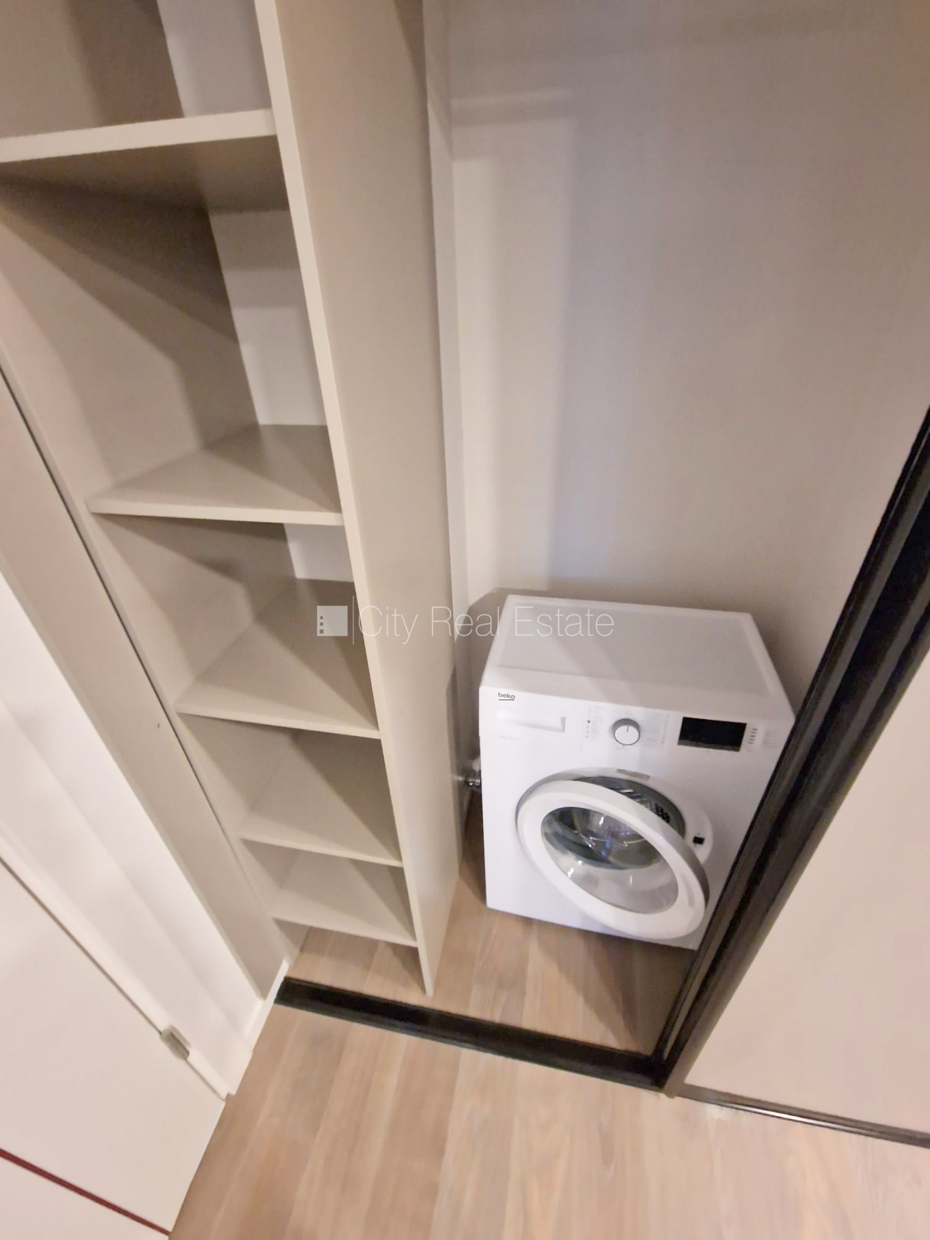 Sludinājumi. Pagalma māja, renovēta māja, slēgts pagalms, ieeja no pagalma, ir lifts, kāpņu telpa pēc kapitālā Cena: 500 EUR/mēn Foto #15