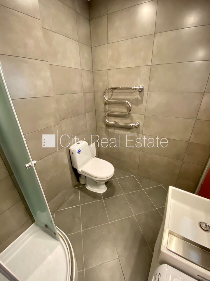 Объявление. Новостройка, фасадный дом, закрытый двор, вход с улицы, лифт, лестничная клетка после капитального Цена: 300 EUR/мес. Foto #9