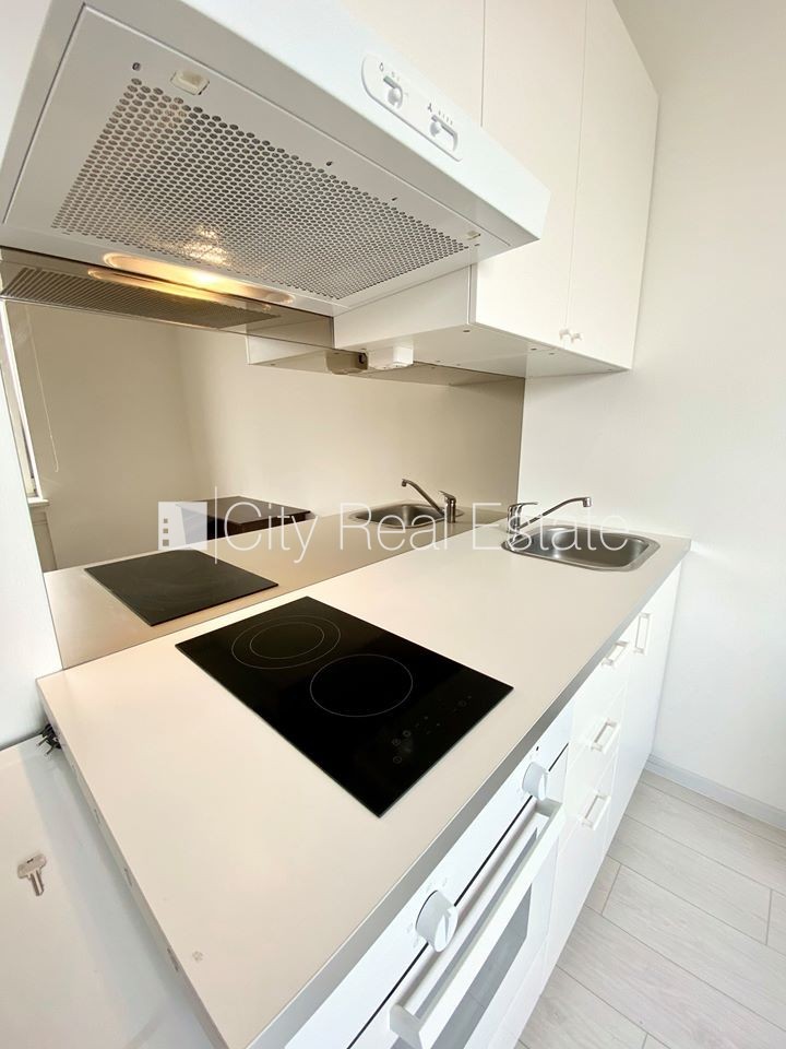 Объявление. Новостройка, фасадный дом, закрытый двор, вход с улицы, лифт, лестничная клетка после капитального Цена: 300 EUR/мес. Foto #5