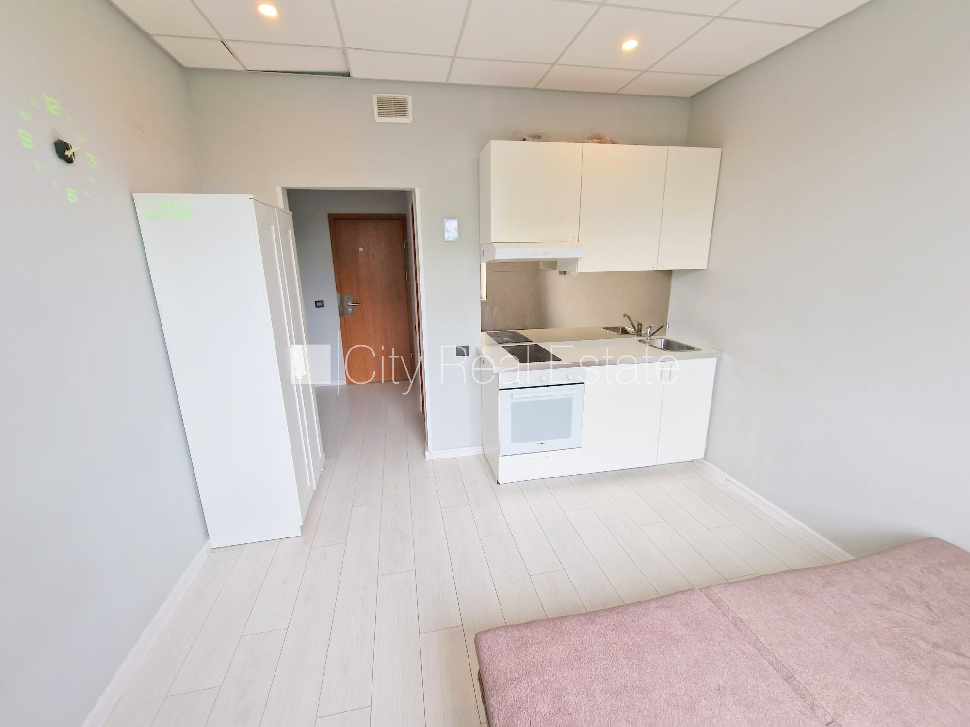 Объявление. Новостройка, фасадный дом, закрытый двор, вход с улицы, лифт, лестничная клетка после капитального Цена: 300 EUR/мес. Foto #2