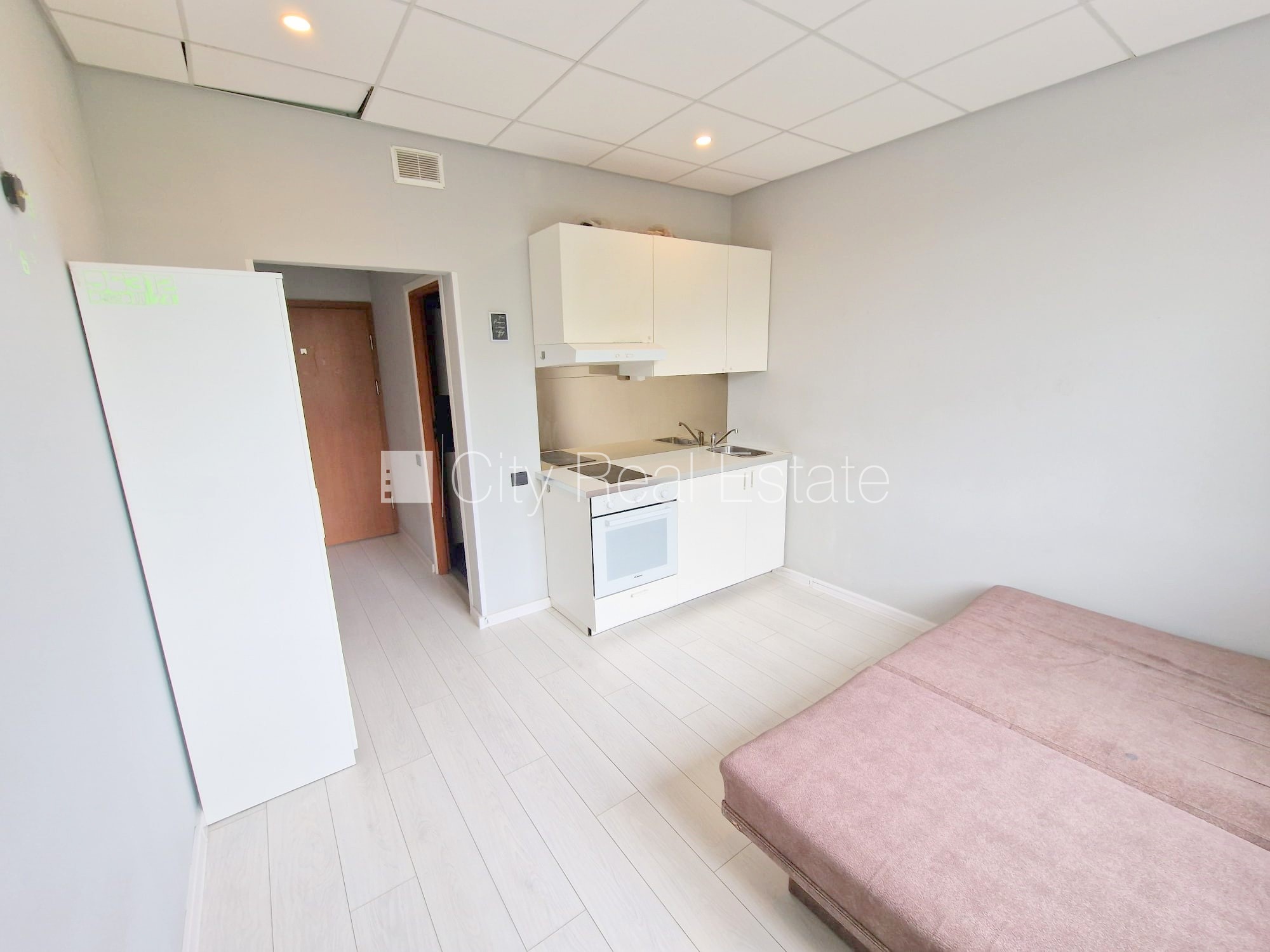 Объявление. Новостройка, фасадный дом, закрытый двор, вход с улицы, лифт, лестничная клетка после капитального Цена: 300 EUR/мес. Foto #3