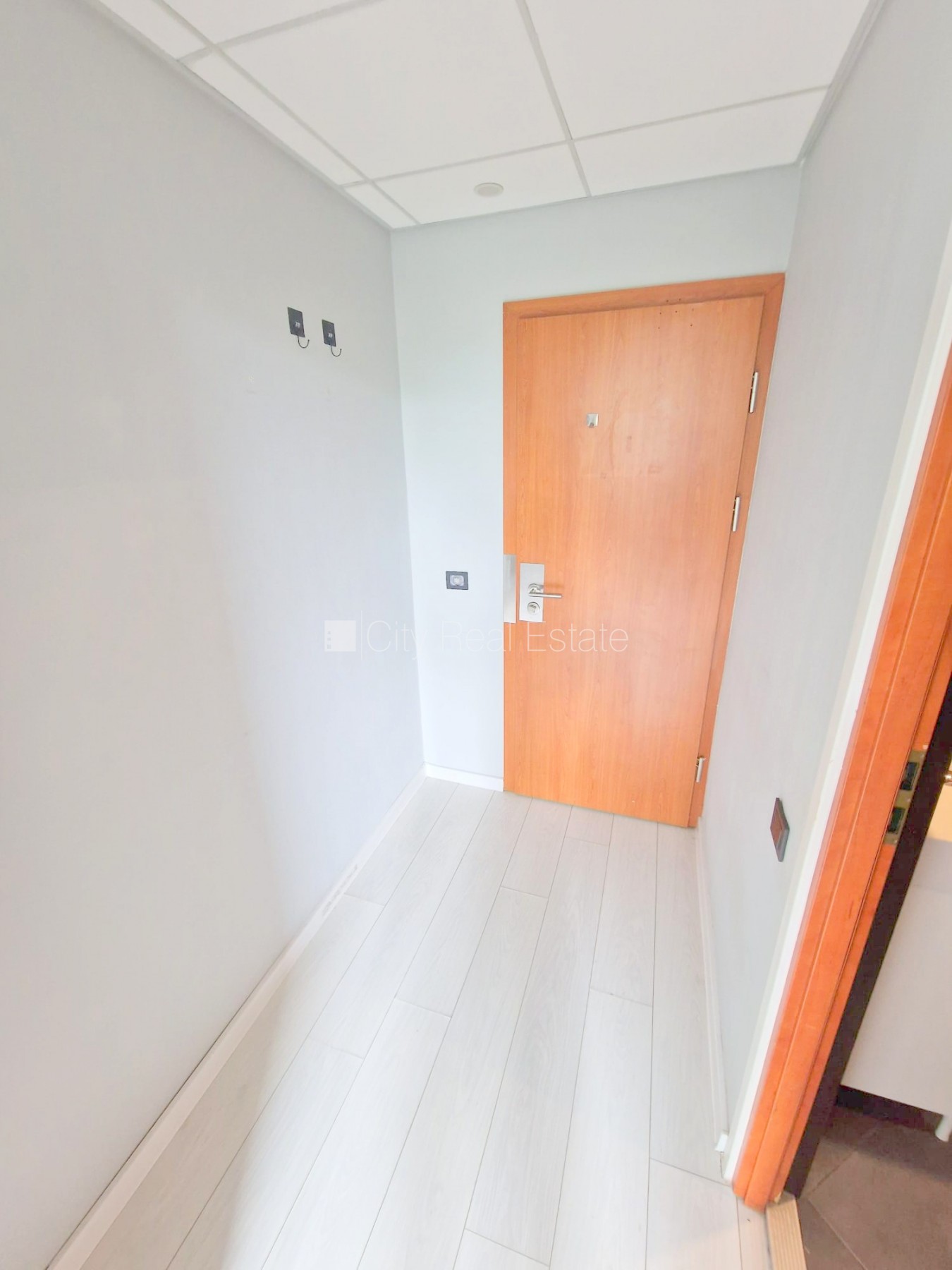 Объявление. Новостройка, фасадный дом, закрытый двор, вход с улицы, лифт, лестничная клетка после капитального Цена: 300 EUR/мес. Foto #8