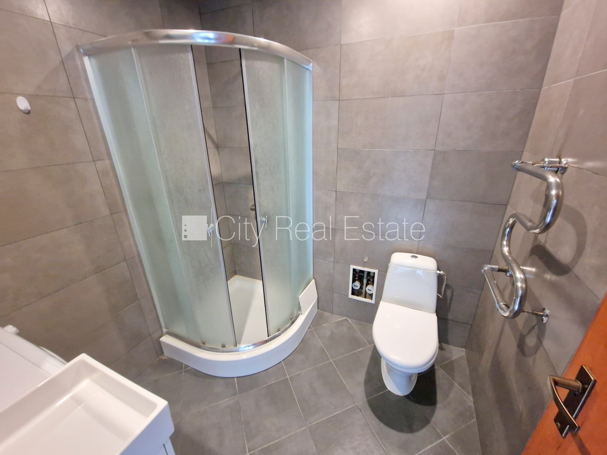 Объявление. Новостройка, фасадный дом, закрытый двор, вход с улицы, лифт, лестничная клетка после капитального Цена: 300 EUR/мес. Foto #11