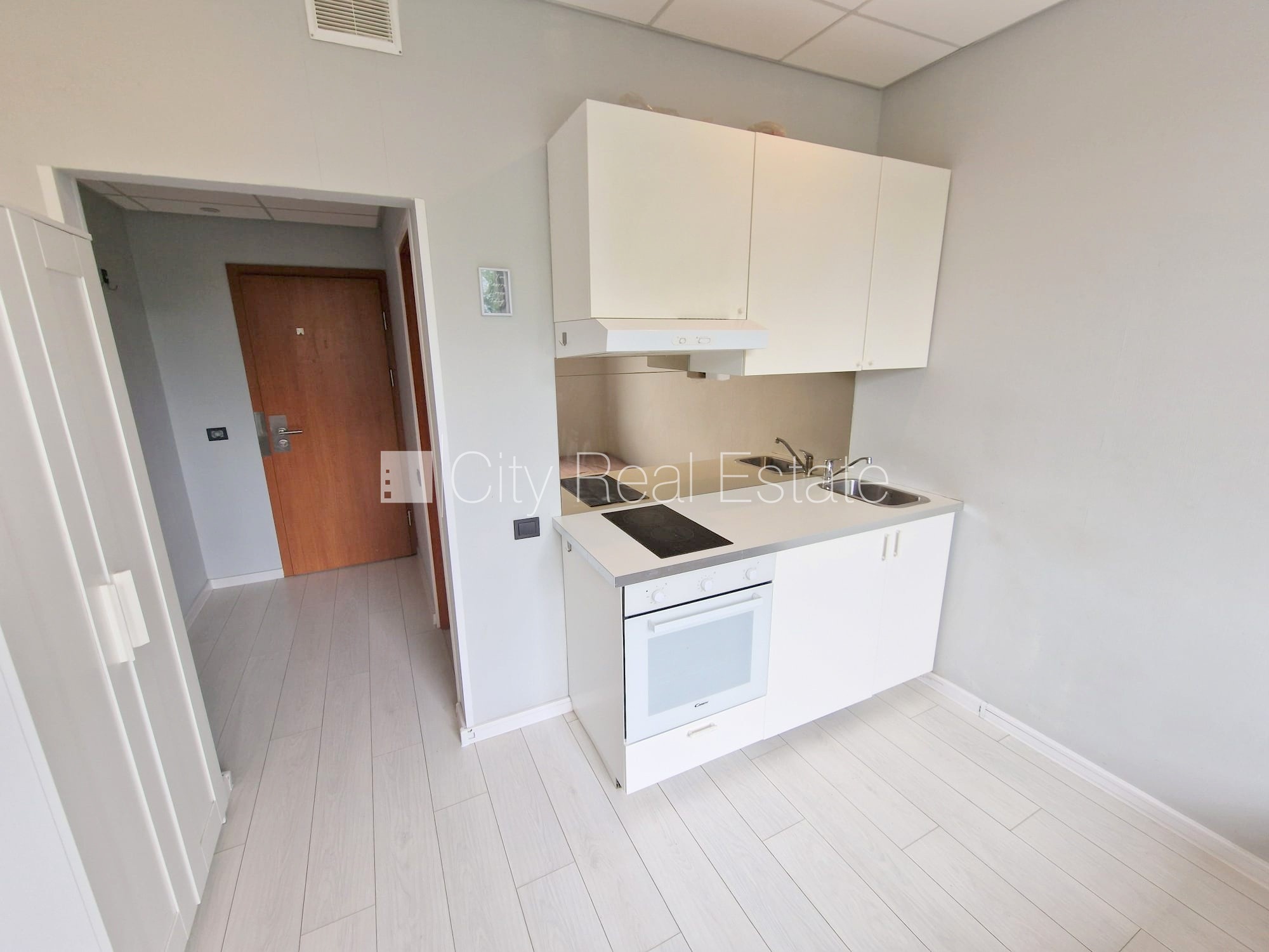 Объявление. Новостройка, фасадный дом, закрытый двор, вход с улицы, лифт, лестничная клетка после капитального Цена: 300 EUR/мес. Foto #6