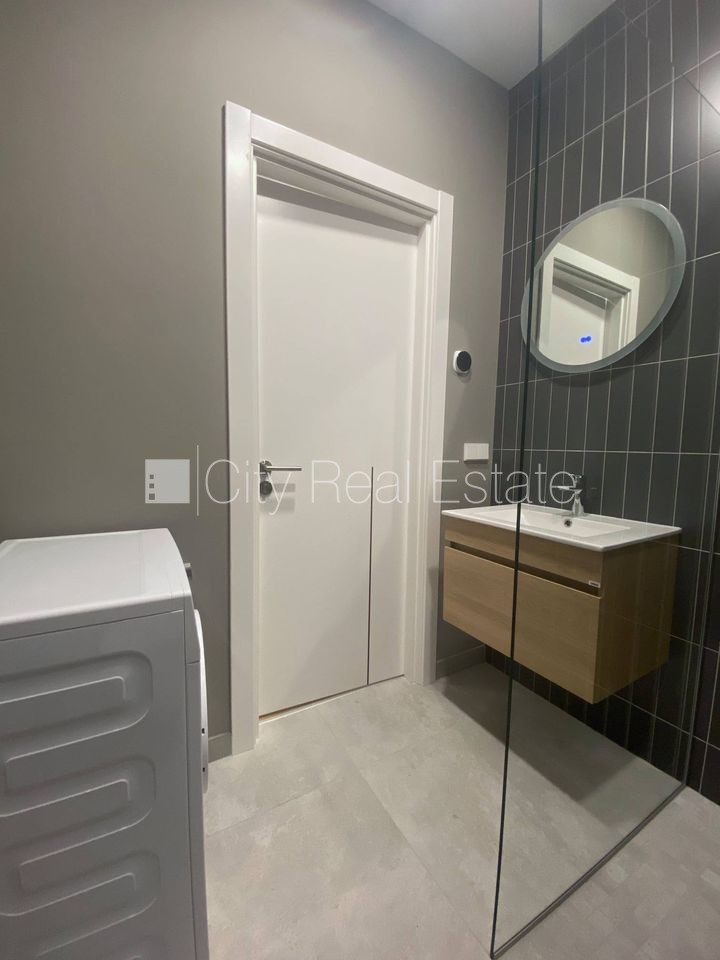 Sludinājumi. Pagalma ēka, renovēta māja, slēgts pagalms, ieeja no pagalma, ir lifts, kāpņu telpa pēc kapitālā Cena: 400 EUR/mēn Foto #7
