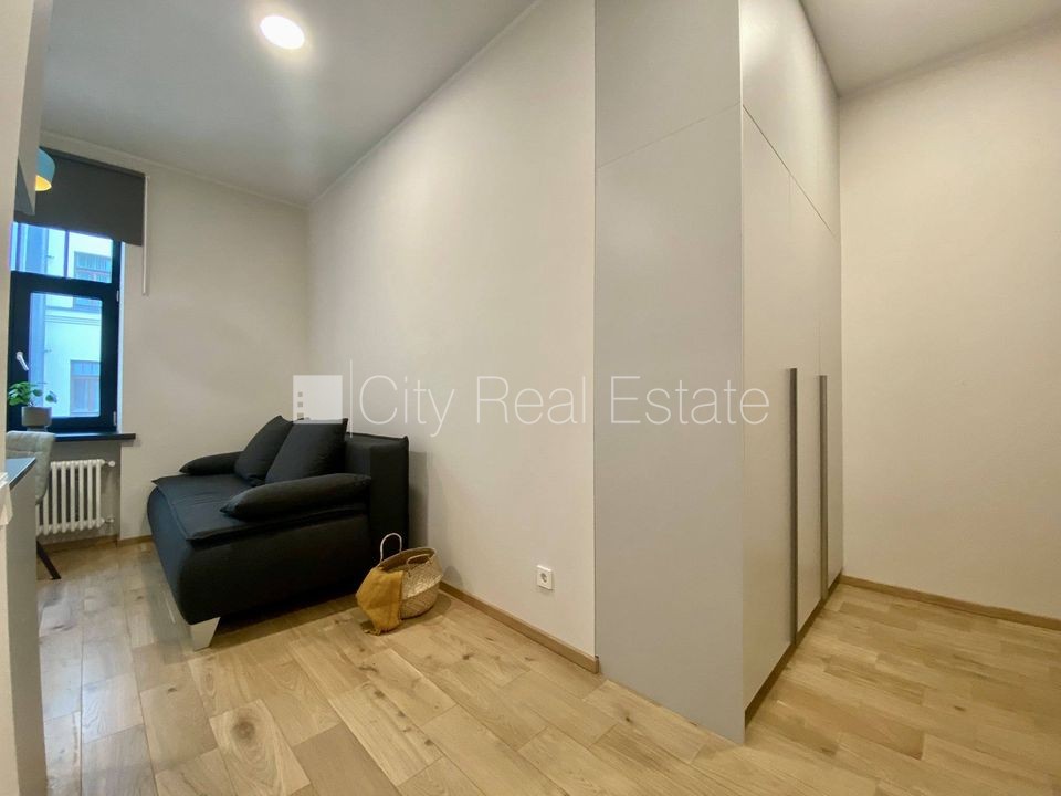 Sludinājumi. Pagalma ēka, renovēta māja, slēgts pagalms, ieeja no pagalma, ir lifts, kāpņu telpa pēc kapitālā Cena: 400 EUR/mēn Foto #4