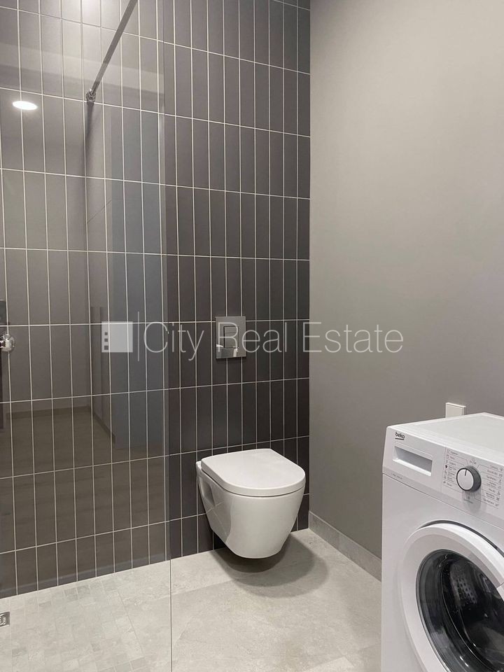 Sludinājumi. Pagalma ēka, renovēta māja, slēgts pagalms, ieeja no pagalma, ir lifts, kāpņu telpa pēc kapitālā Cena: 400 EUR/mēn Foto #8