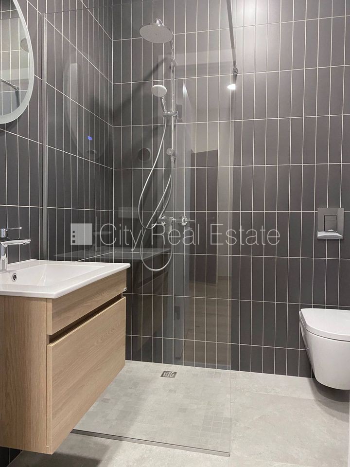 Sludinājumi. Pagalma ēka, renovēta māja, slēgts pagalms, ieeja no pagalma, ir lifts, kāpņu telpa pēc kapitālā Cena: 400 EUR/mēn Foto #9