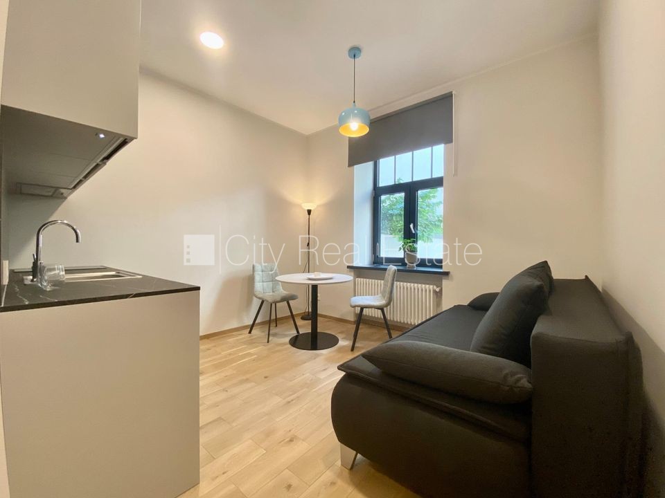 Sludinājumi. Pagalma ēka, renovēta māja, slēgts pagalms, ieeja no pagalma, ir lifts, kāpņu telpa pēc kapitālā Cena: 400 EUR/mēn Foto #2