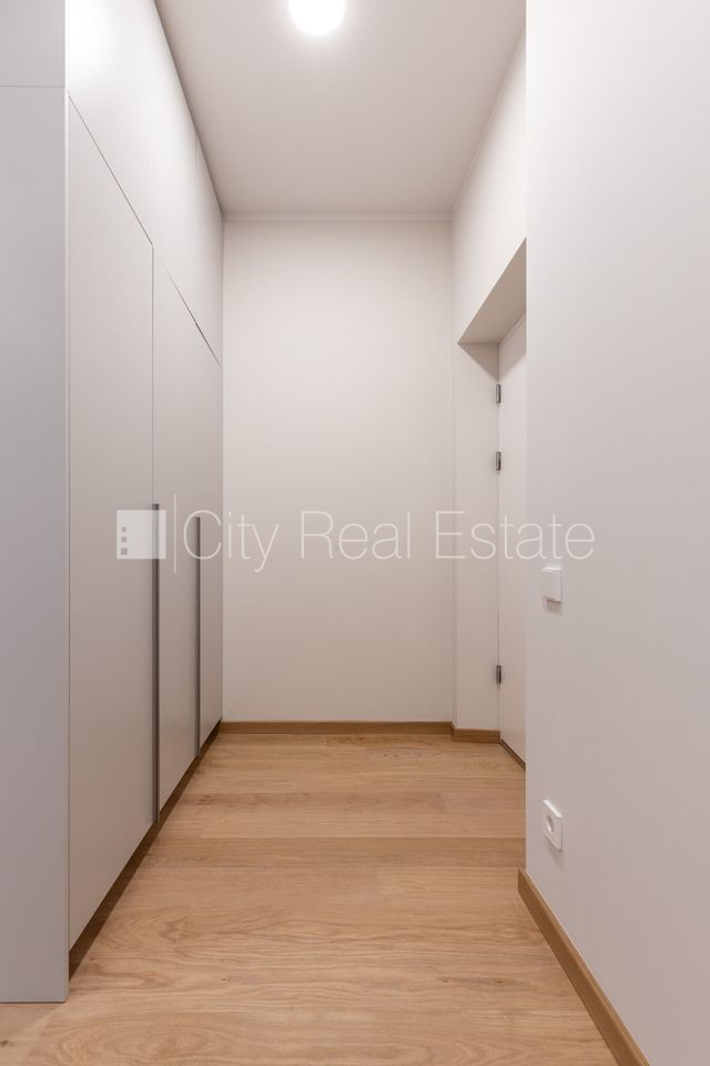 Sludinājumi. Pagalma ēka, renovēta māja, slēgts pagalms, ieeja no pagalma, ir lifts, kāpņu telpa pēc kapitālā Cena: 400 EUR/mēn Foto #10