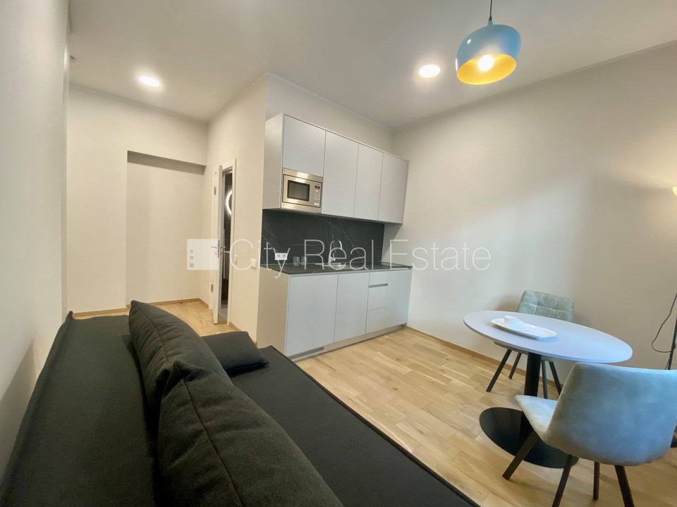 Sludinājumi. Pagalma ēka, renovēta māja, slēgts pagalms, ieeja no pagalma, ir lifts, kāpņu telpa pēc kapitālā Cena: 400 EUR/mēn Foto #1
