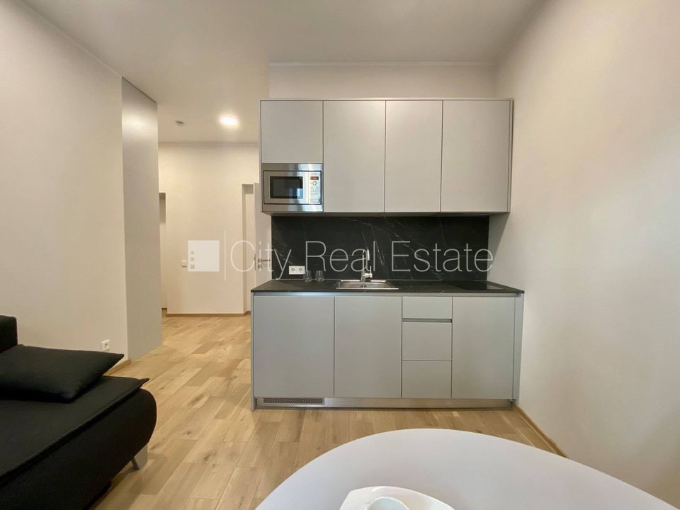 Sludinājumi. Pagalma ēka, renovēta māja, slēgts pagalms, ieeja no pagalma, ir lifts, kāpņu telpa pēc kapitālā Cena: 400 EUR/mēn Foto #3