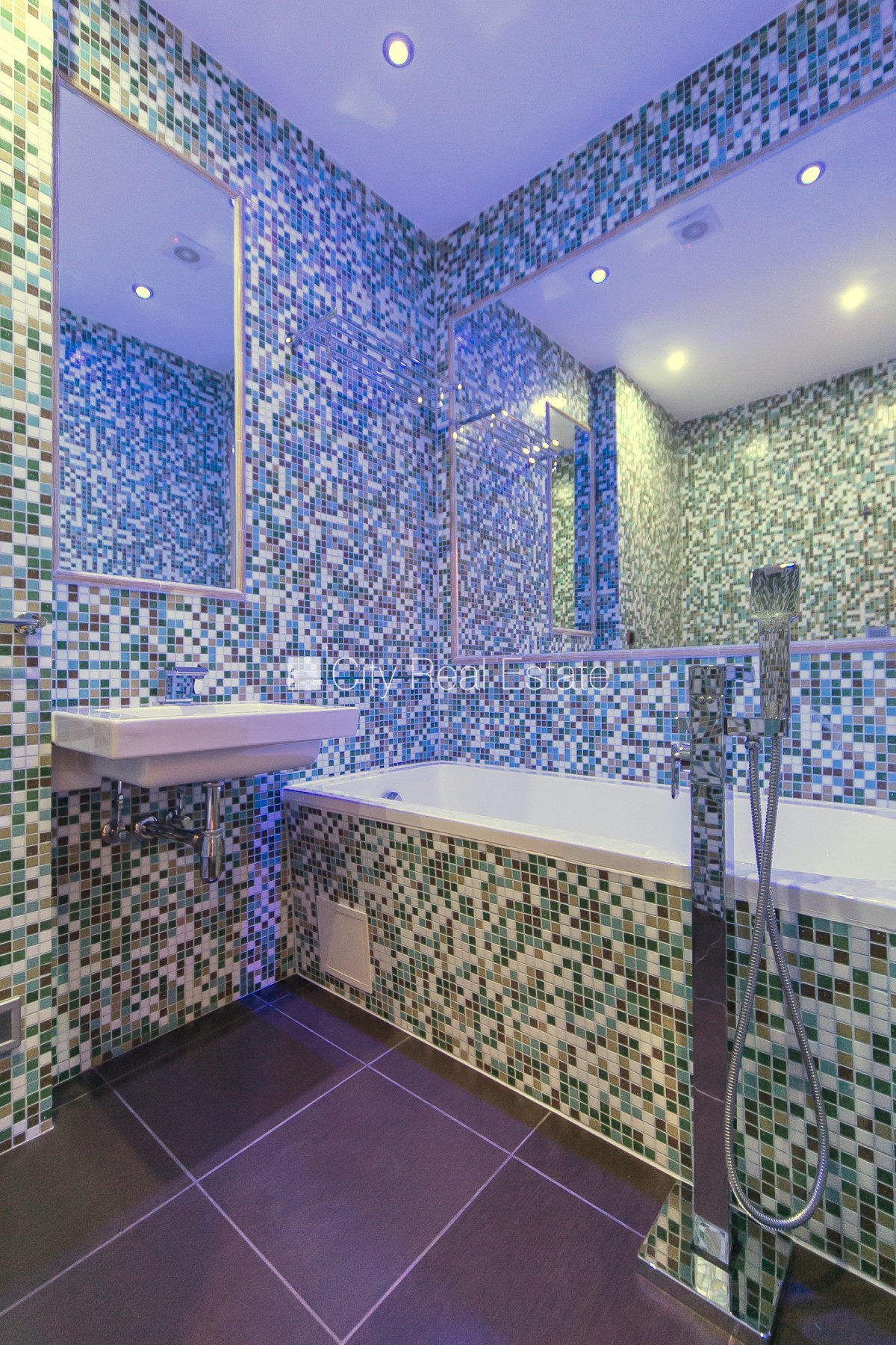 Объявление. Здание во дворе, реновированный дом, закрытый двор, объект охраняет физическая охрана, вход со Цена: 420 EUR/мес. Foto #13