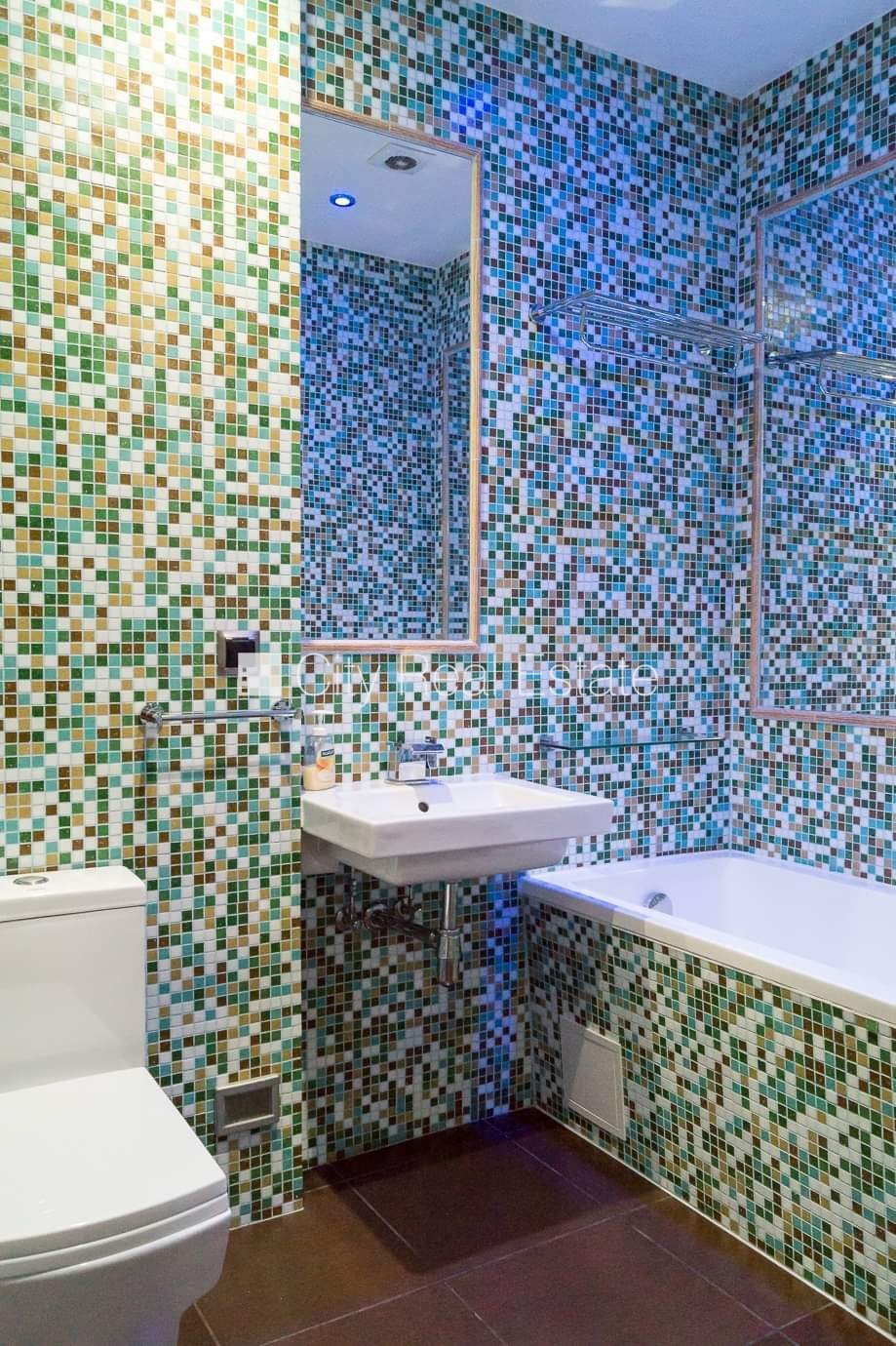 Объявление. Здание во дворе, реновированный дом, закрытый двор, объект охраняет физическая охрана, вход со Цена: 420 EUR/мес. Foto #14