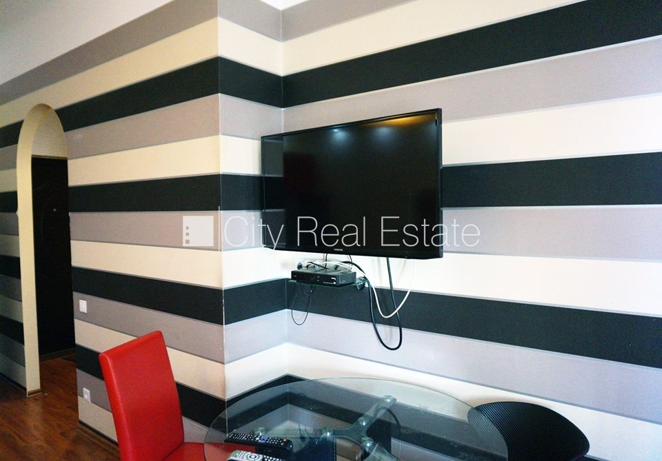 Объявление. Здание во дворе, реновированный дом, закрытый двор, объект охраняет физическая охрана, вход со Цена: 420 EUR/мес. Foto #5