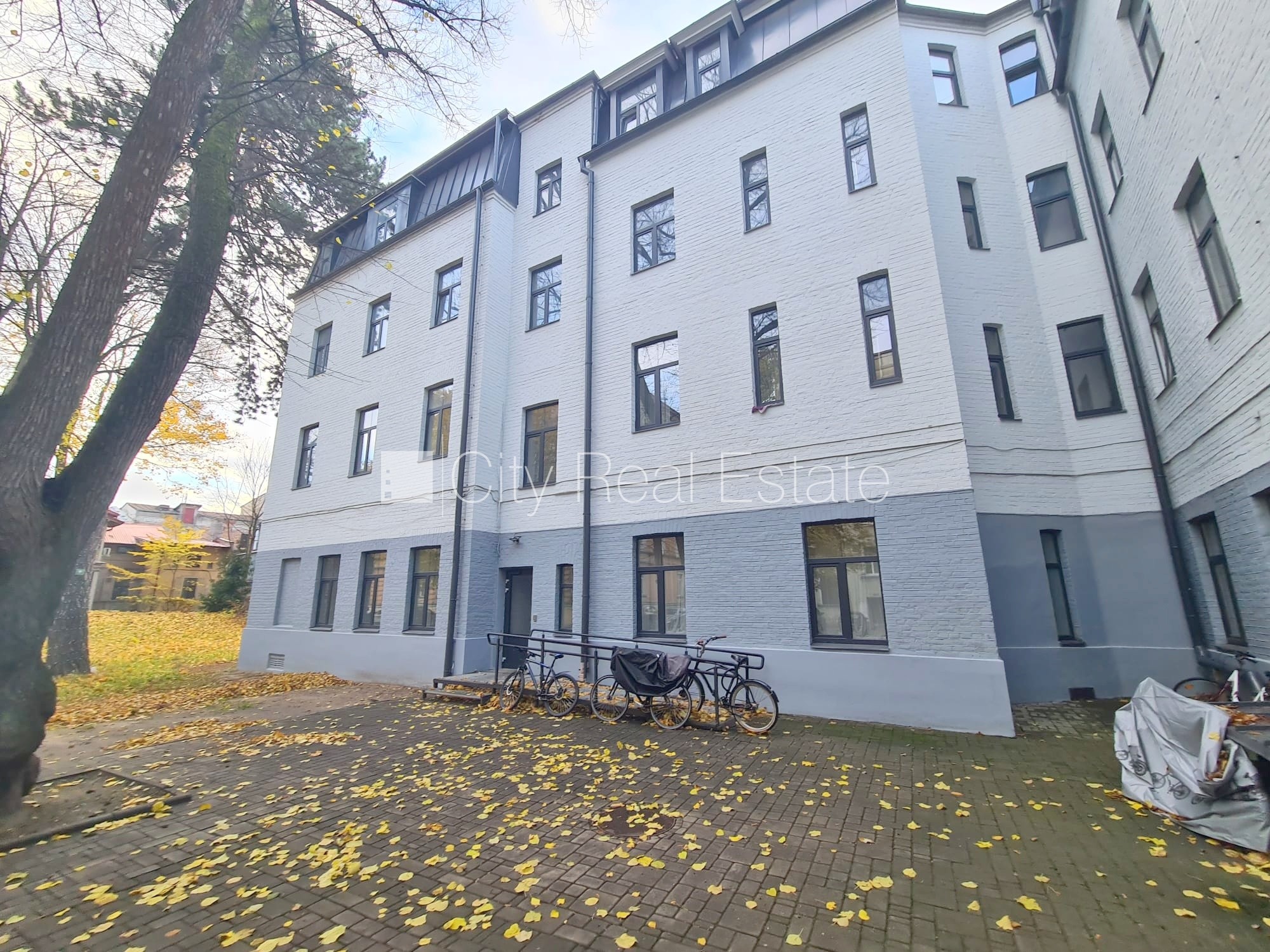 Объявление. Здание во дворе, реновированный дом, закрытый двор, вход со двора, лестничная клетка после Цена: 330 EUR/мес. Foto #17