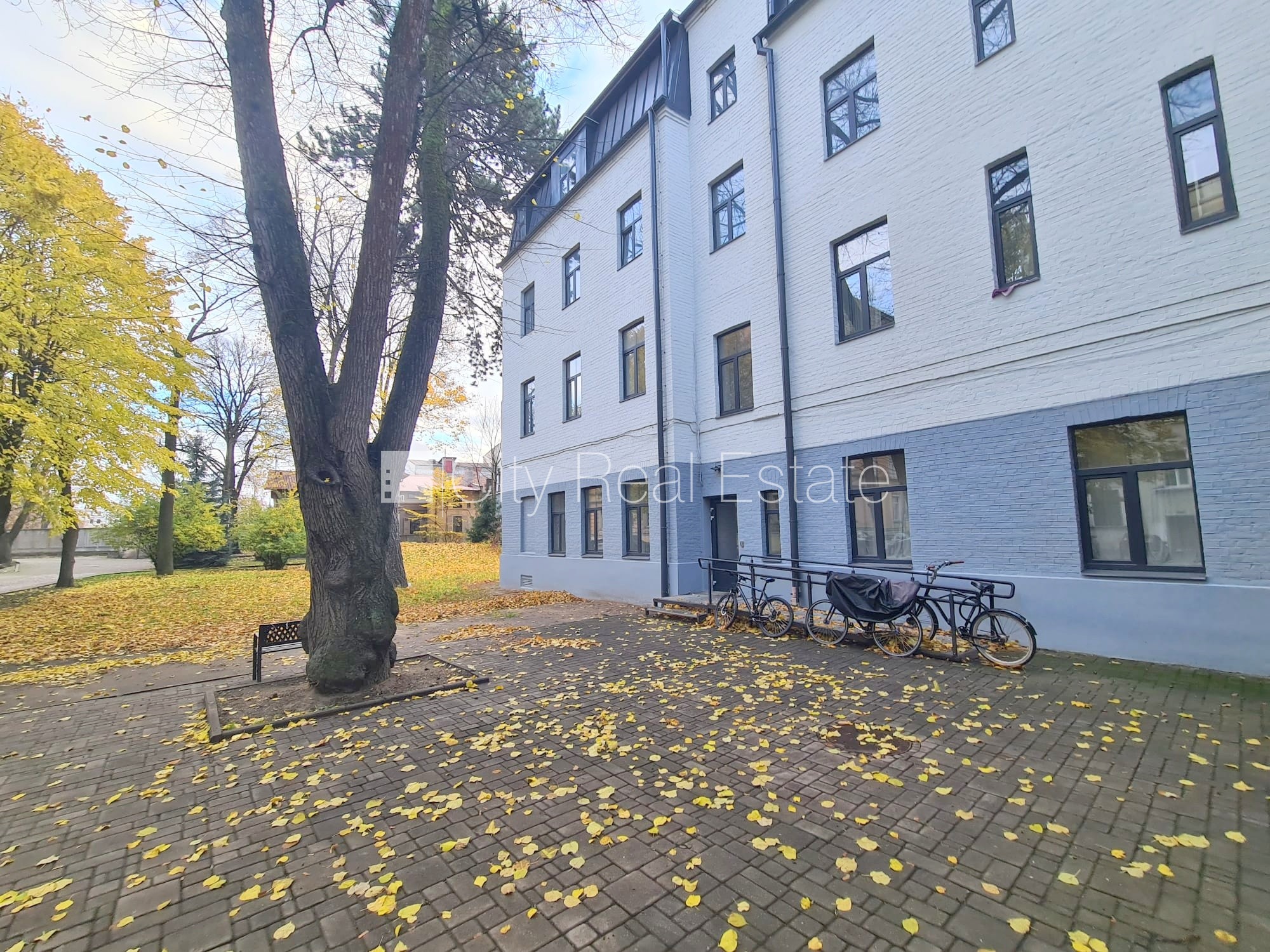Объявление. Здание во дворе, реновированный дом, закрытый двор, вход со двора, лестничная клетка после Цена: 330 EUR/мес. Foto #18