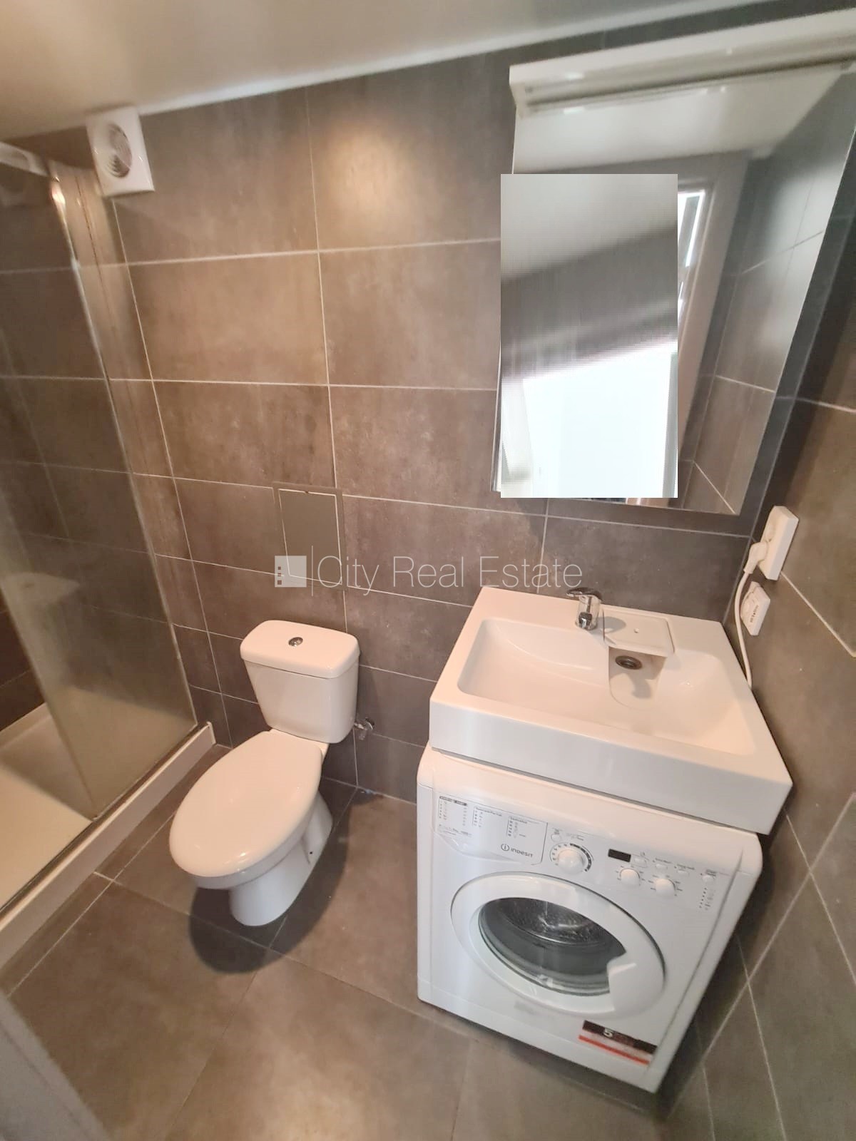 Объявление. Здание во дворе, реновированный дом, закрытый двор, вход со двора, лестничная клетка после Цена: 330 EUR/мес. Foto #13