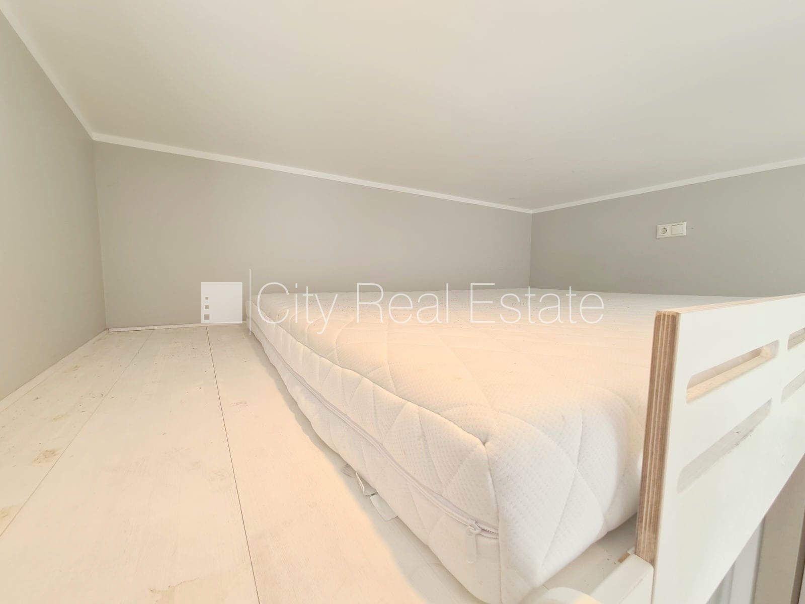 Объявление. Здание во дворе, реновированный дом, закрытый двор, вход со двора, лестничная клетка после Цена: 330 EUR/мес. Foto #10