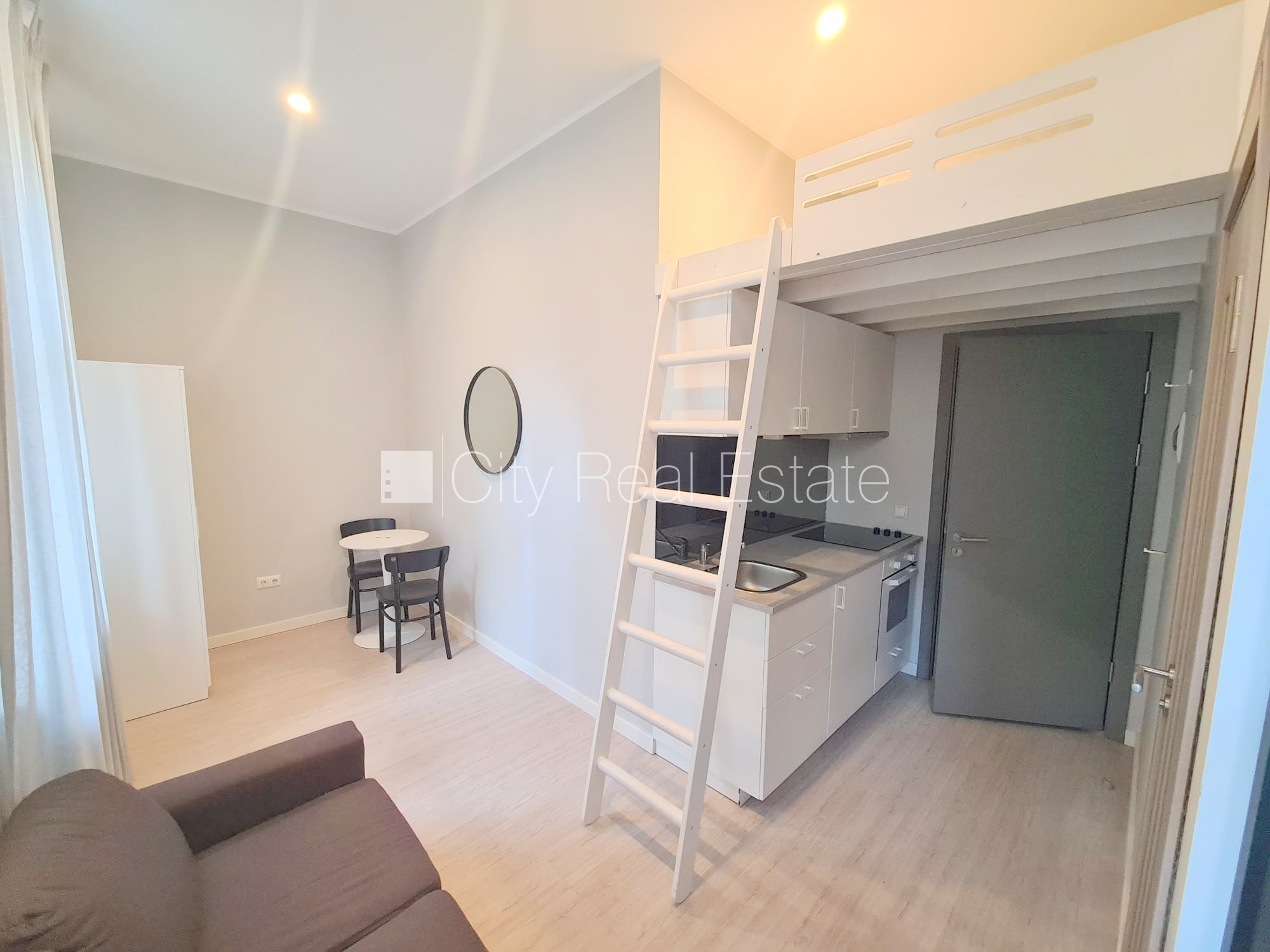 Объявление. Здание во дворе, реновированный дом, закрытый двор, вход со двора, лестничная клетка после Цена: 330 EUR/мес. Foto #1