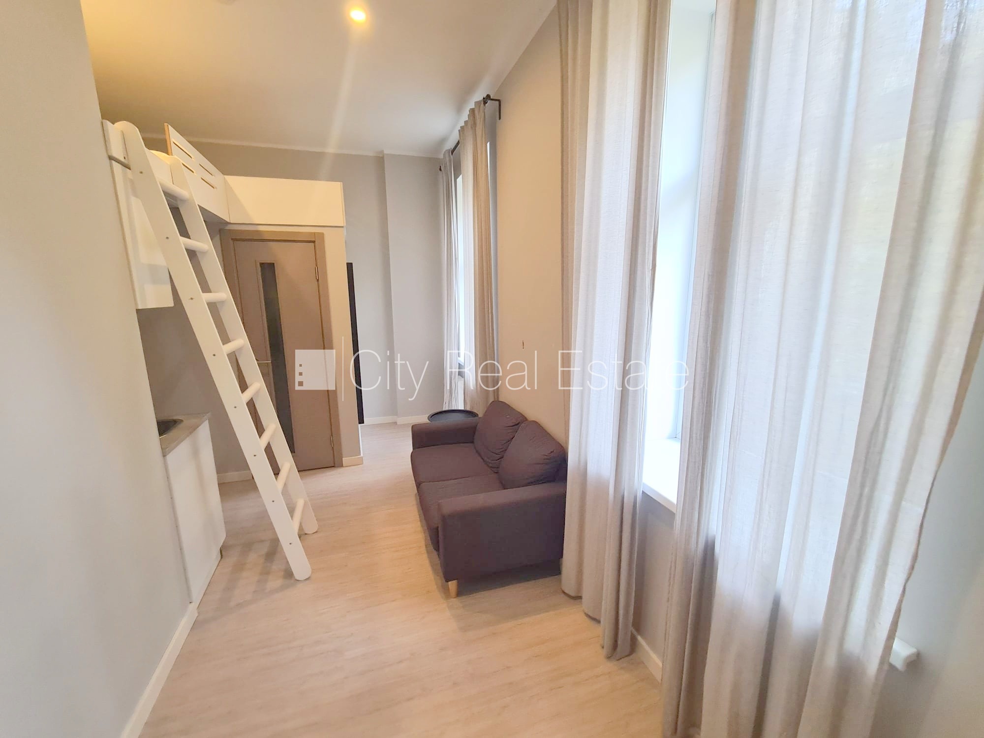 Объявление. Здание во дворе, реновированный дом, закрытый двор, вход со двора, лестничная клетка после Цена: 330 EUR/мес. Foto #5