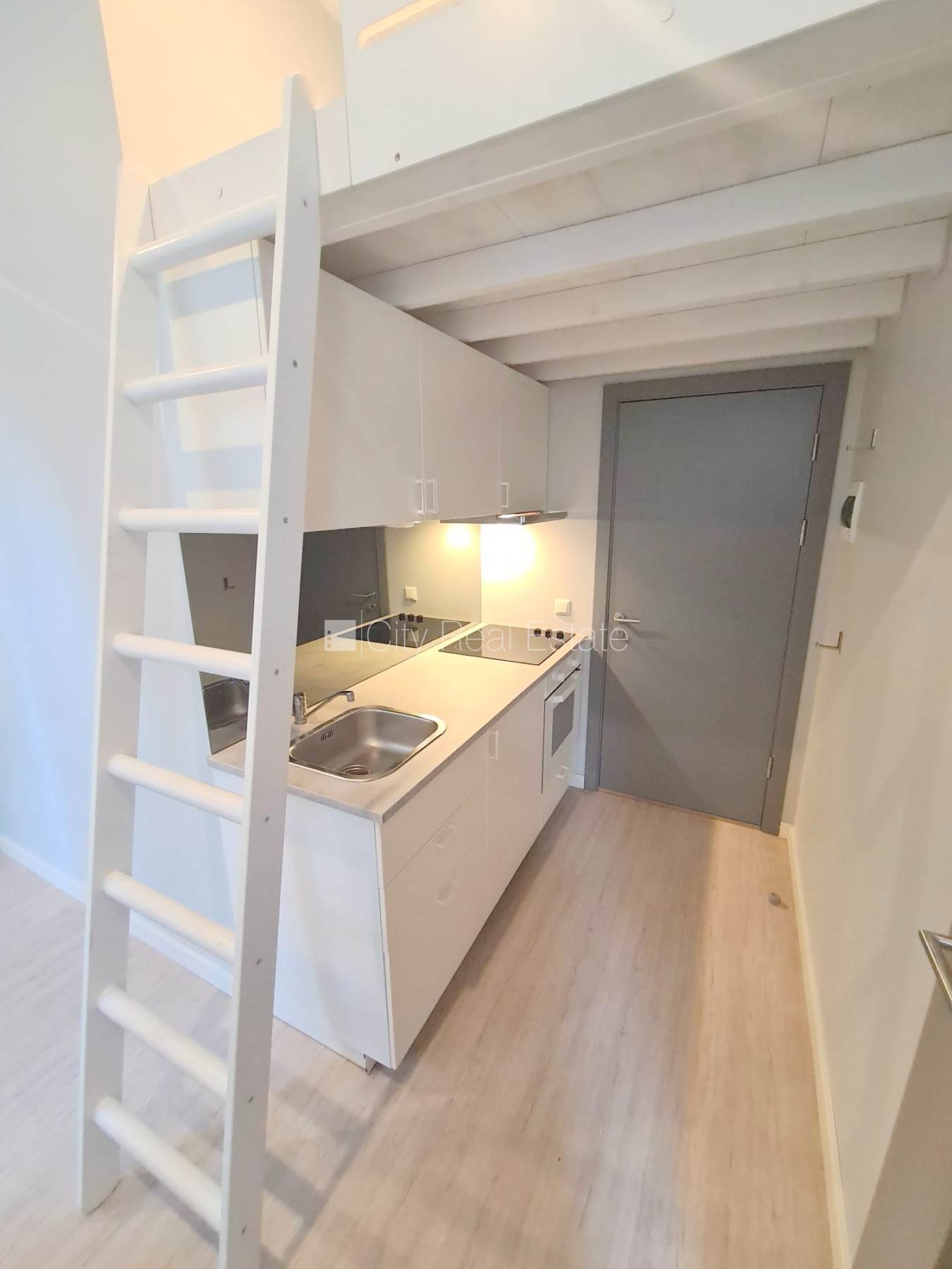 Объявление. Здание во дворе, реновированный дом, закрытый двор, вход со двора, лестничная клетка после Цена: 330 EUR/мес. Foto #6