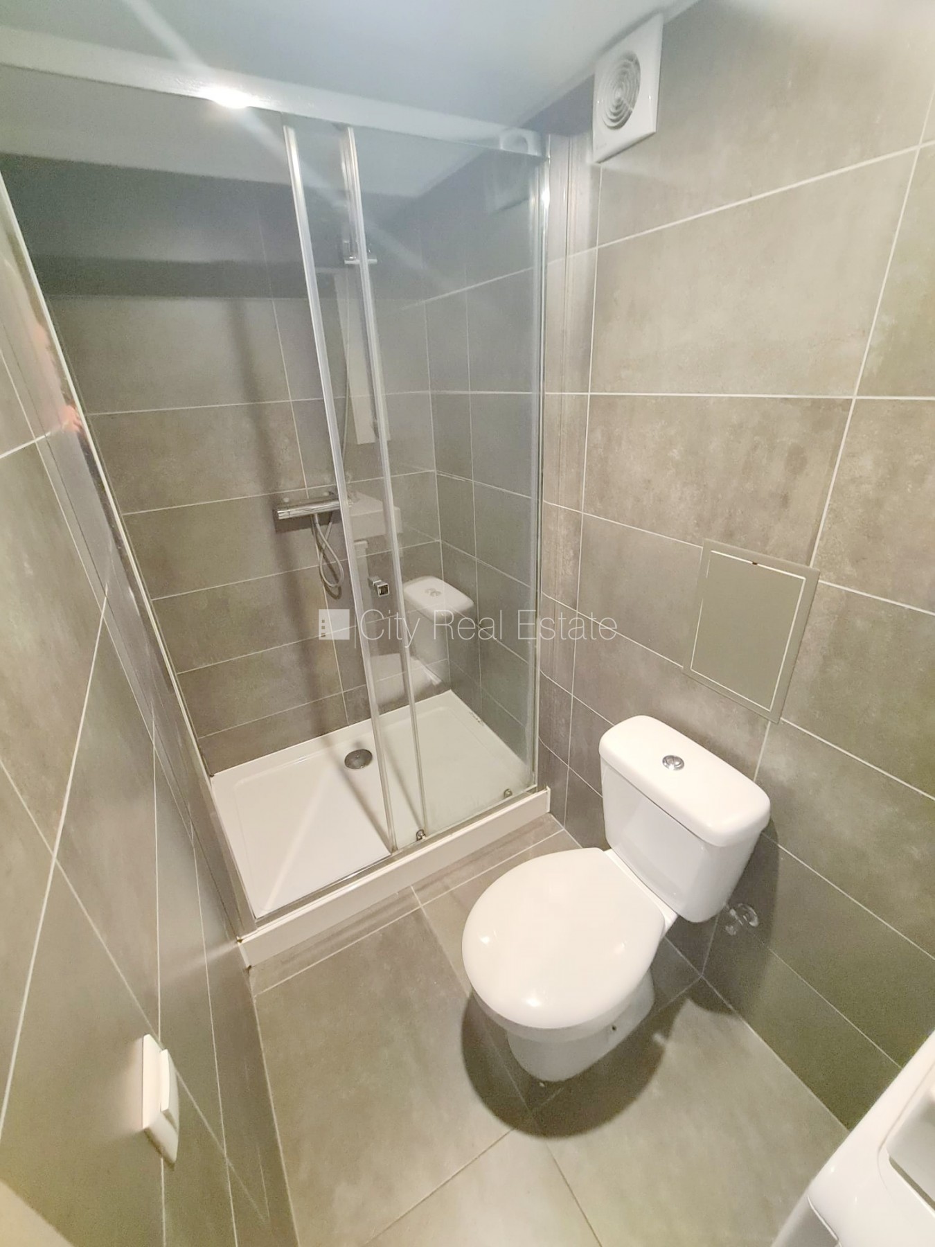 Объявление. Здание во дворе, реновированный дом, закрытый двор, вход со двора, лестничная клетка после Цена: 330 EUR/мес. Foto #12