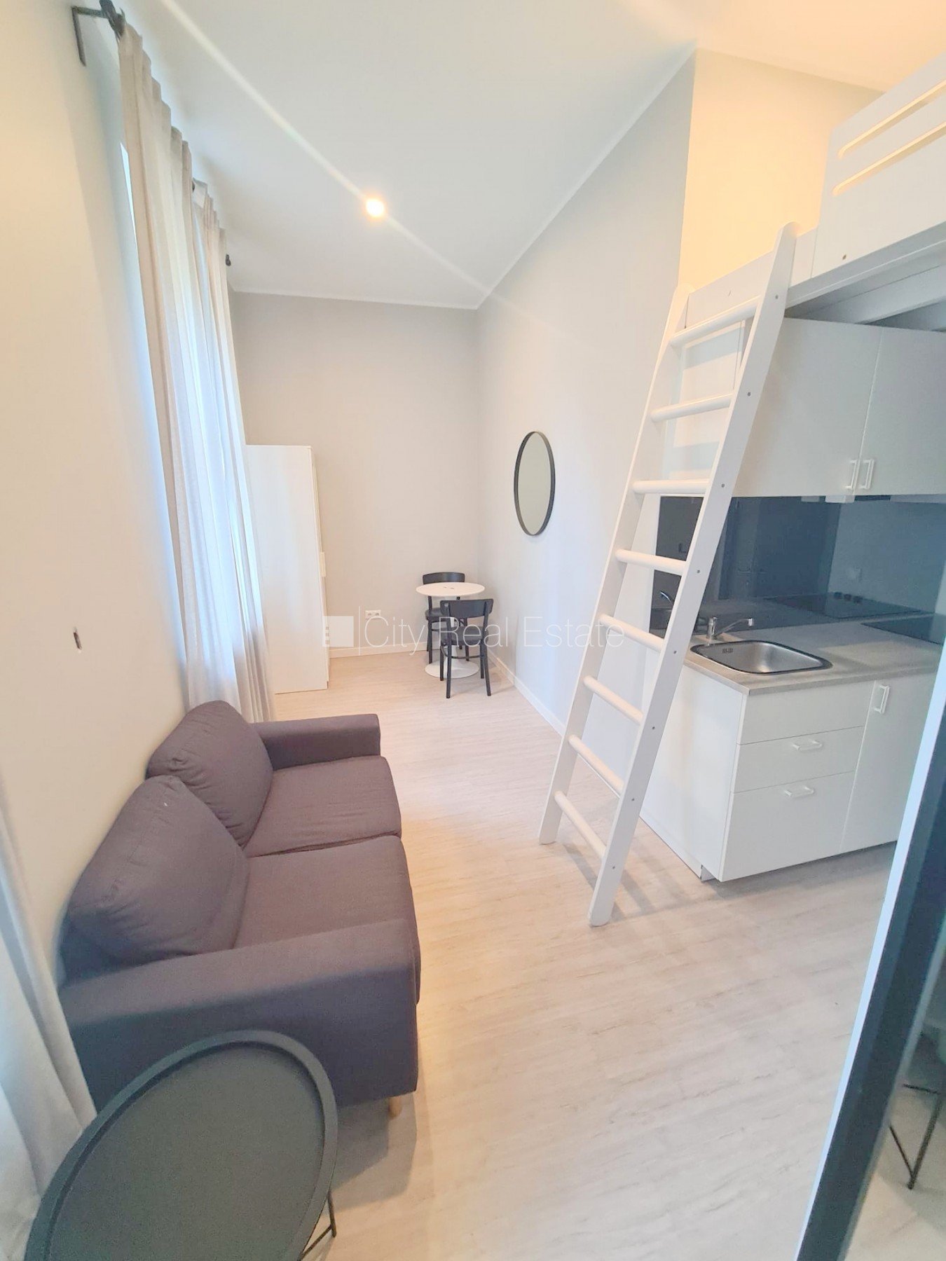 Объявление. Здание во дворе, реновированный дом, закрытый двор, вход со двора, лестничная клетка после Цена: 330 EUR/мес. Foto #4