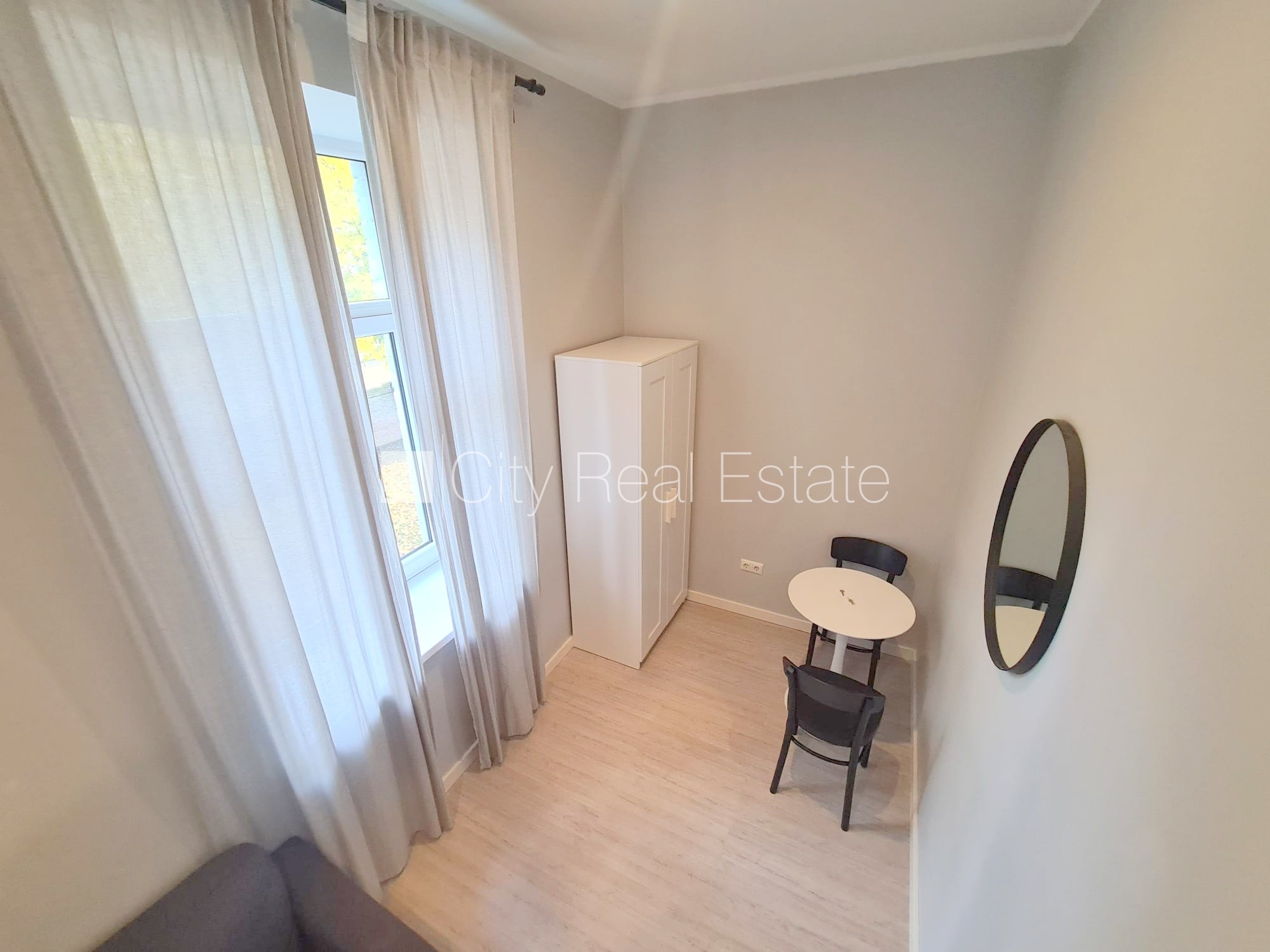 Объявление. Здание во дворе, реновированный дом, закрытый двор, вход со двора, лестничная клетка после Цена: 330 EUR/мес. Foto #3