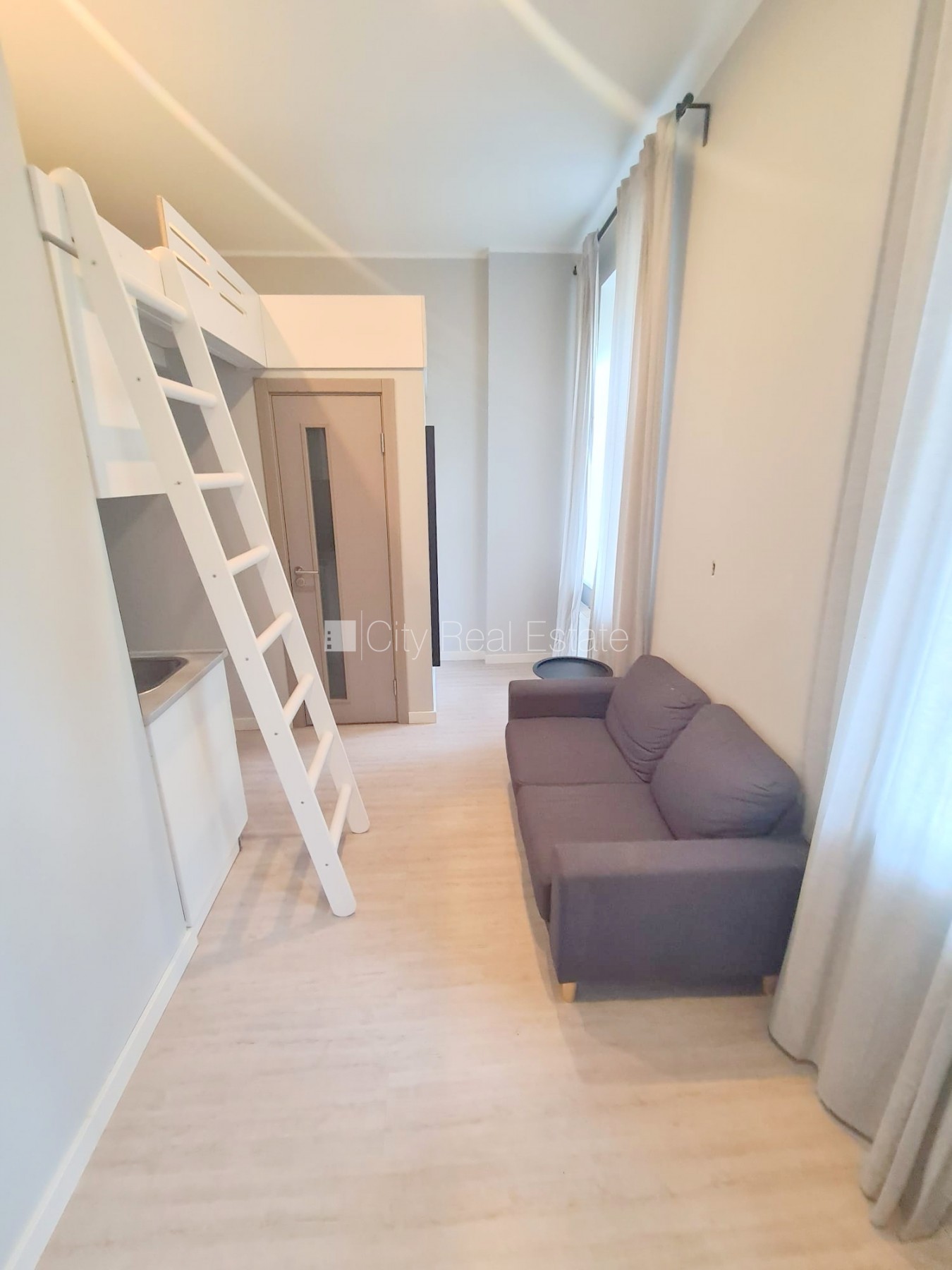 Объявление. Здание во дворе, реновированный дом, закрытый двор, вход со двора, лестничная клетка после Цена: 330 EUR/мес. Foto #9