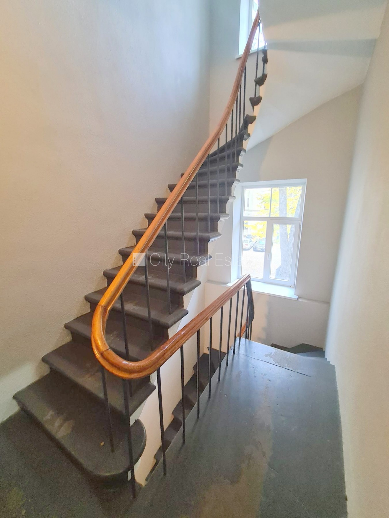 Объявление. Здание во дворе, реновированный дом, закрытый двор, вход со двора, лестничная клетка после Цена: 330 EUR/мес. Foto #15