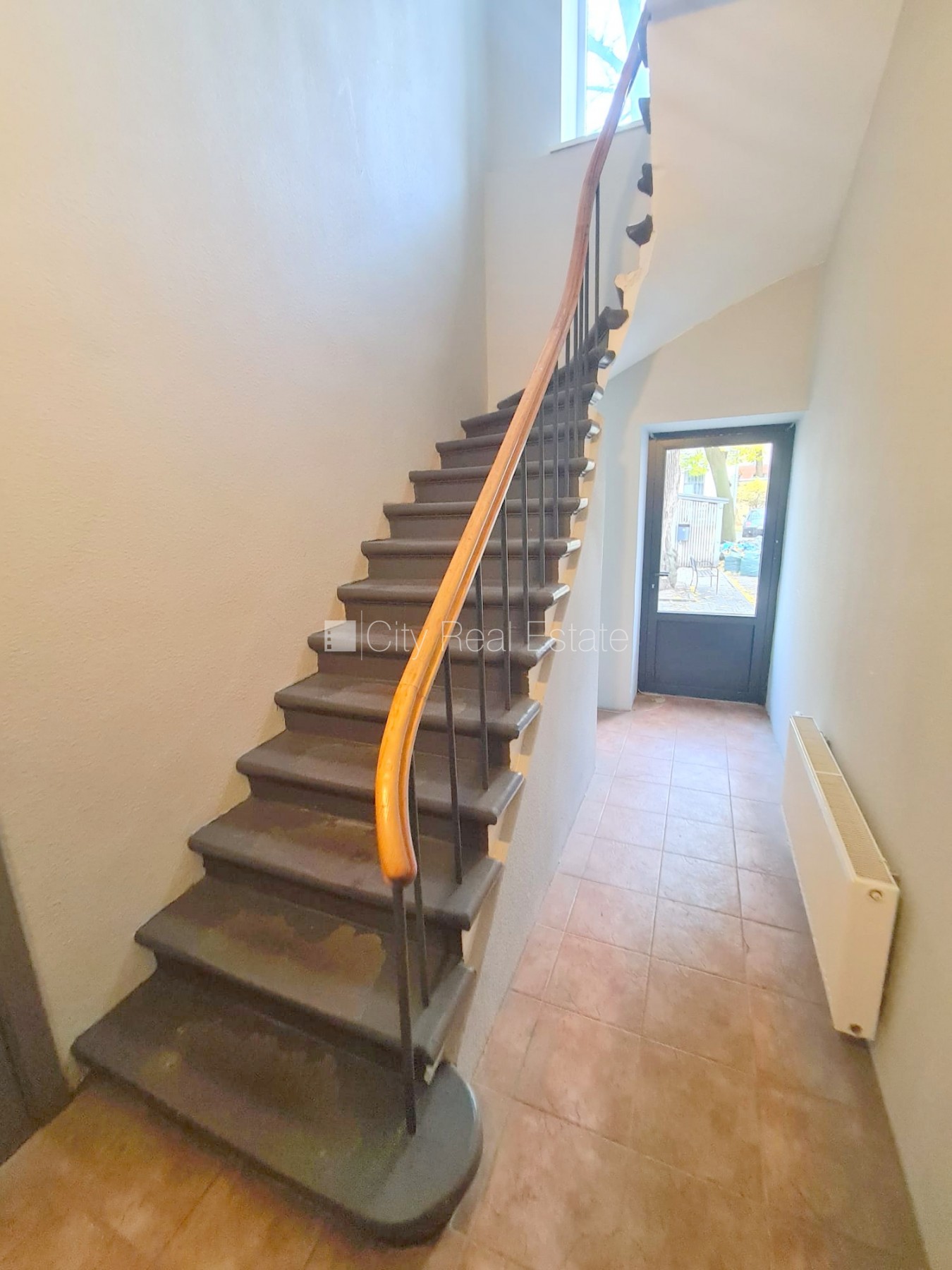 Объявление. Здание во дворе, реновированный дом, закрытый двор, вход со двора, лестничная клетка после Цена: 330 EUR/мес. Foto #16