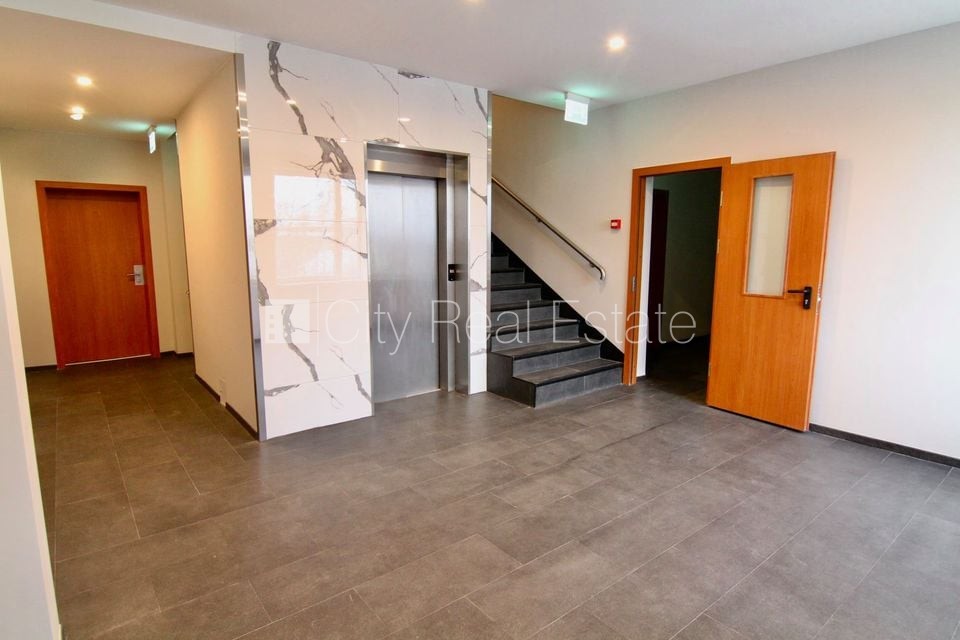 Sludinājumi. Jaunceltne, fasādes māja, slēgts pagalms, ieeja no ielas, ir lifts, kāpņu telpa pēc kapitālā Cena: 300 EUR/mēn Foto #18